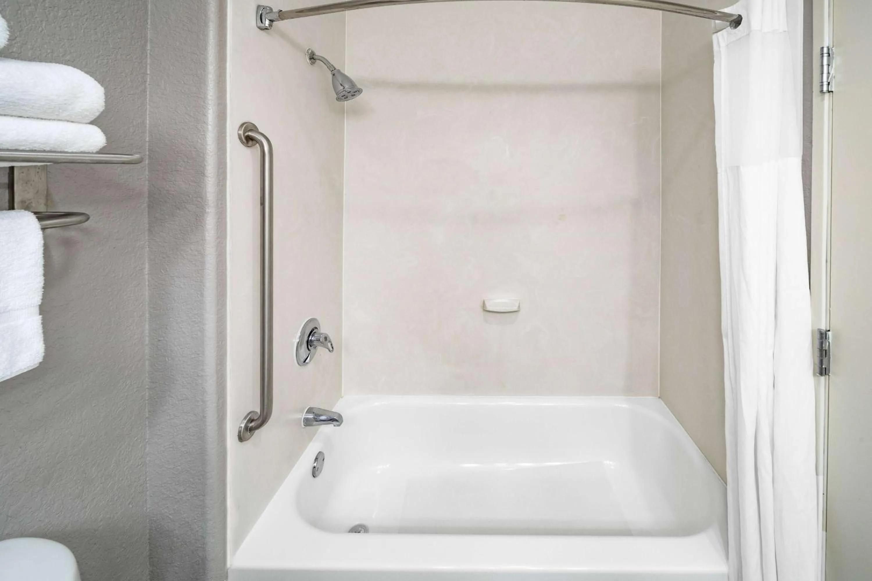 TV and multimedia in Days Inn & Suites by Wyndham San Antonio near Frost Bank Center