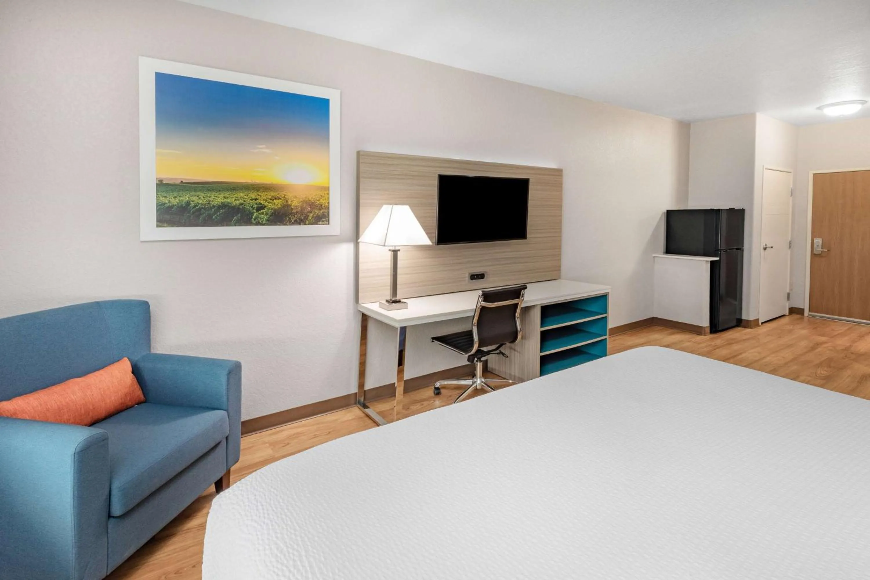 Photo of the whole room, Bed in Days Inn & Suites by Wyndham San Antonio near Frost Bank Center