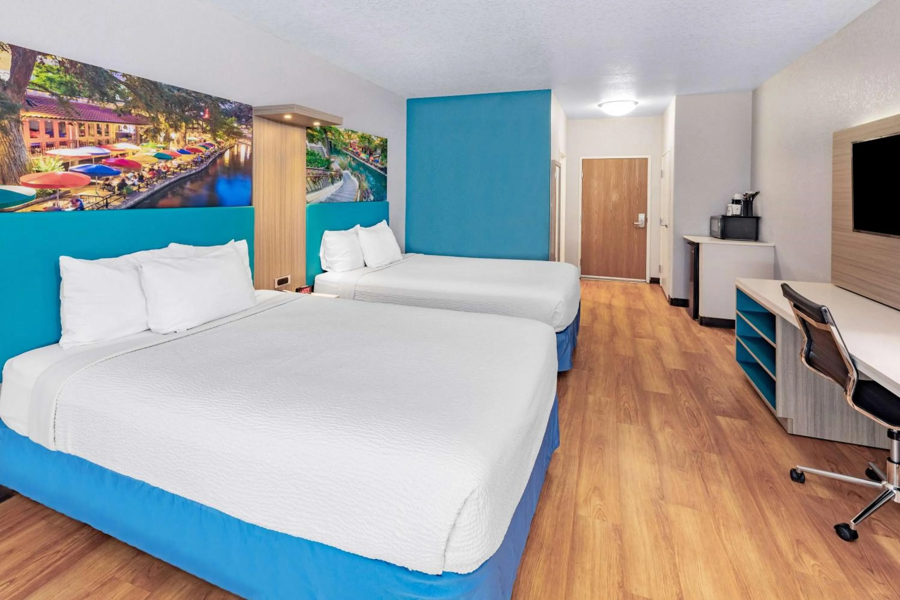 Photo of the whole room, Bed in Days Inn & Suites by Wyndham San Antonio near Frost Bank Center