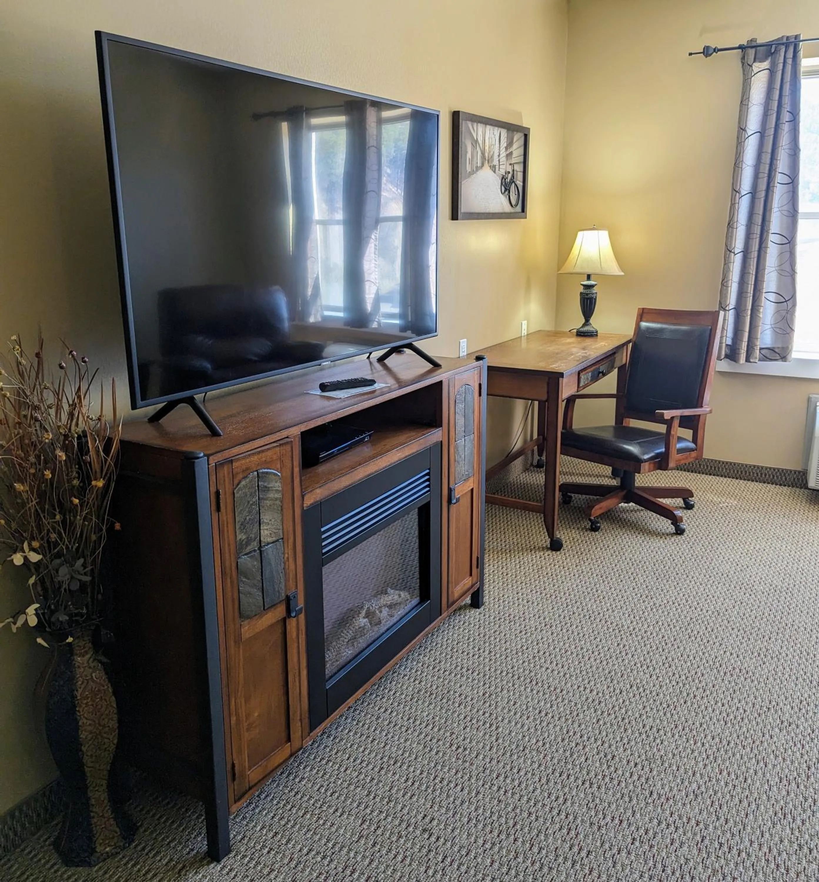 Communal lounge/ TV room in Travelodge by Wyndham Deadwood