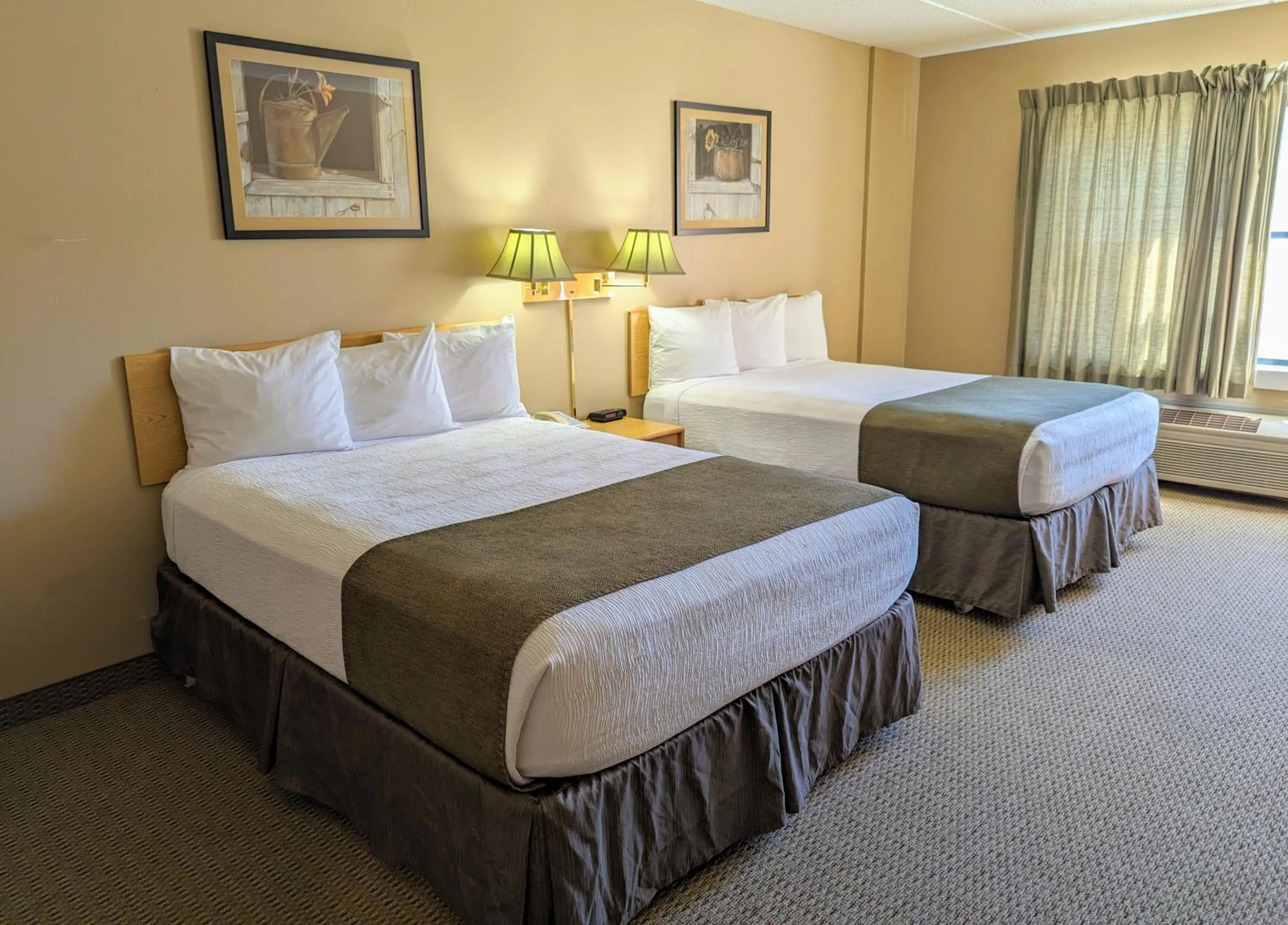 Bedroom, Bed in Travelodge by Wyndham Deadwood