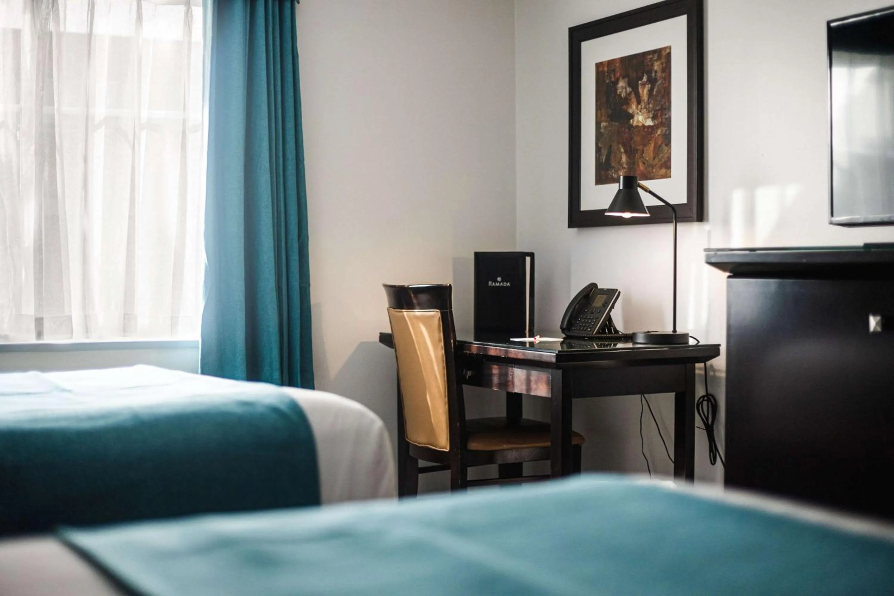 Photo of the whole room, Bed in Ramada by Wyndham Surrey/Langley