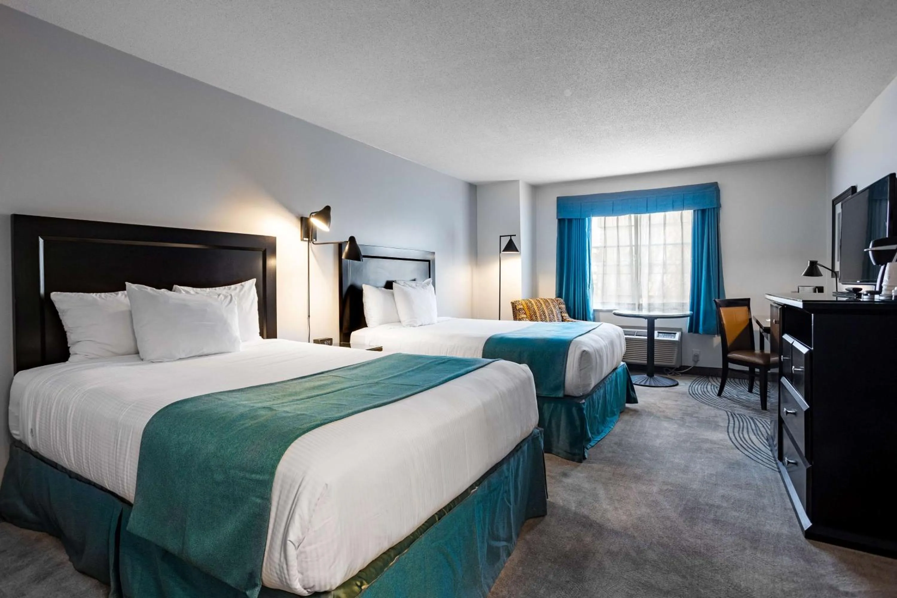 Photo of the whole room, Bed in Ramada by Wyndham Surrey/Langley