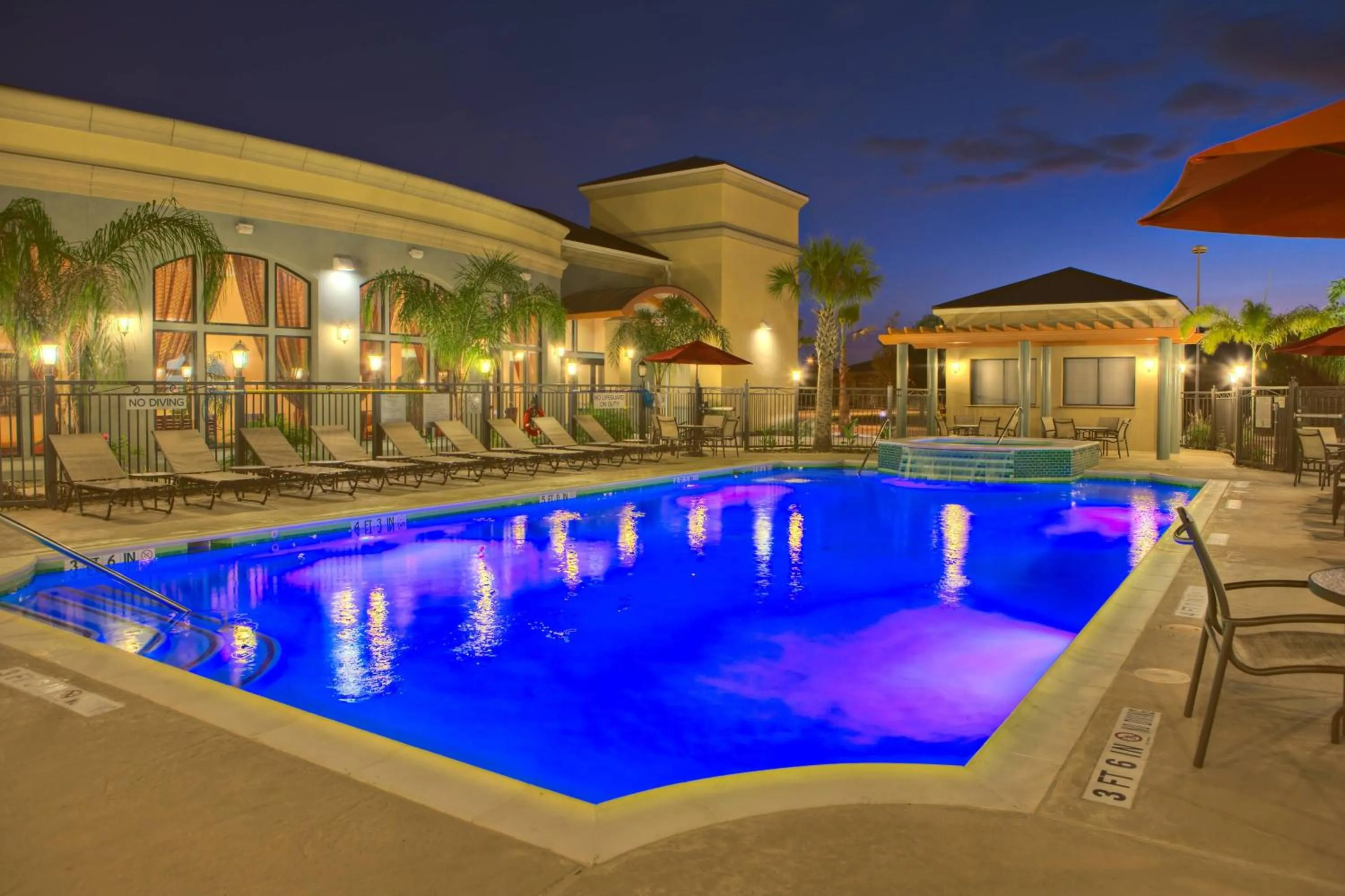 Swimming pool in Courtyard by Marriott Houma