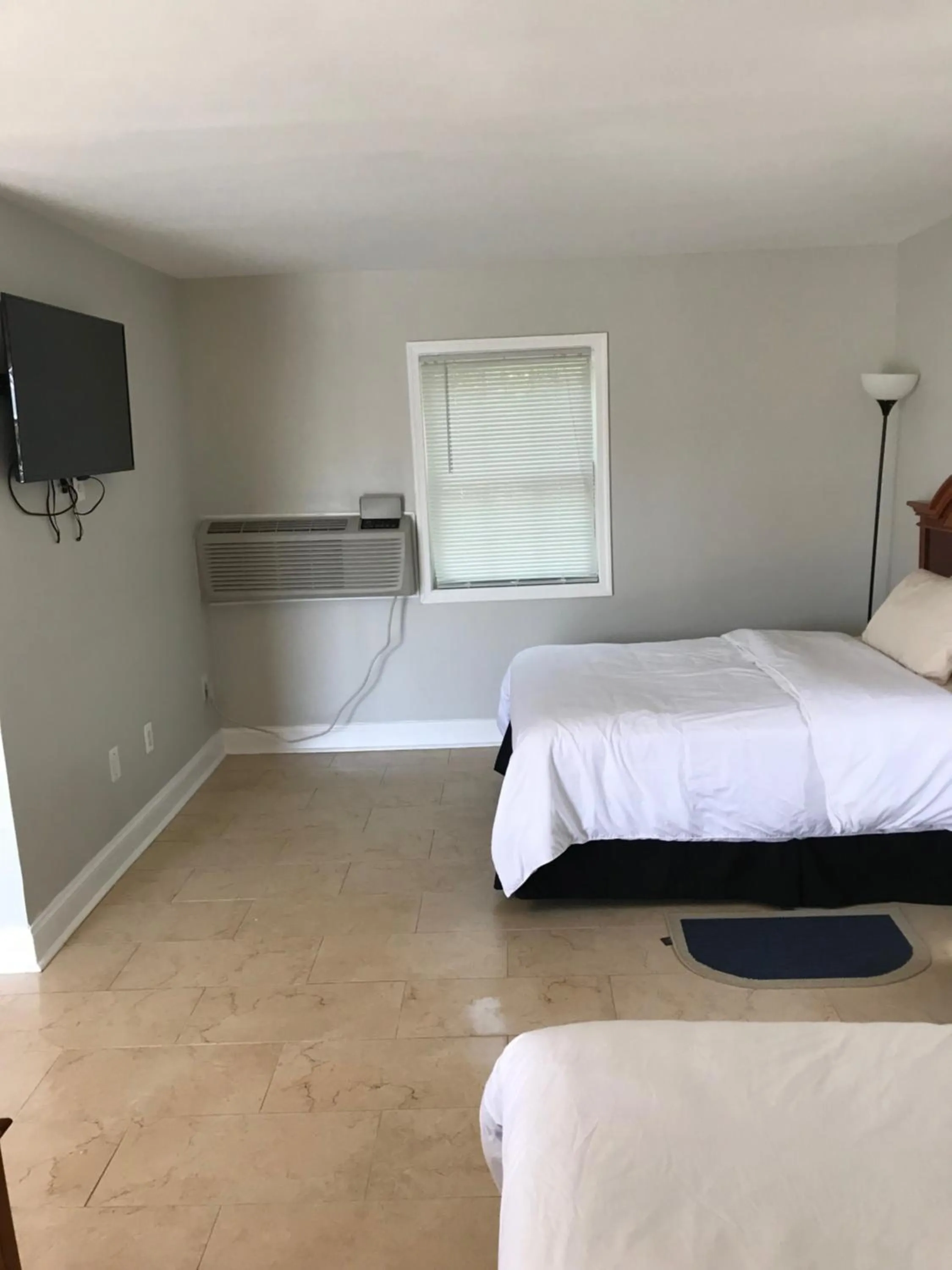 Bed in Red Carpet Inn, Alexandria