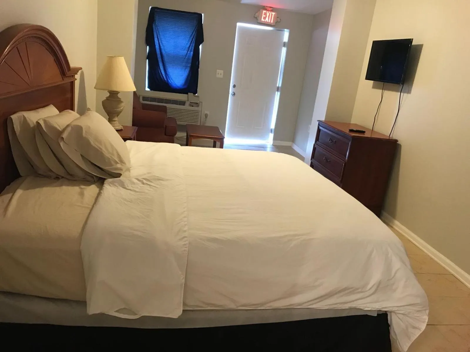 Bed in Red Carpet Inn, Alexandria