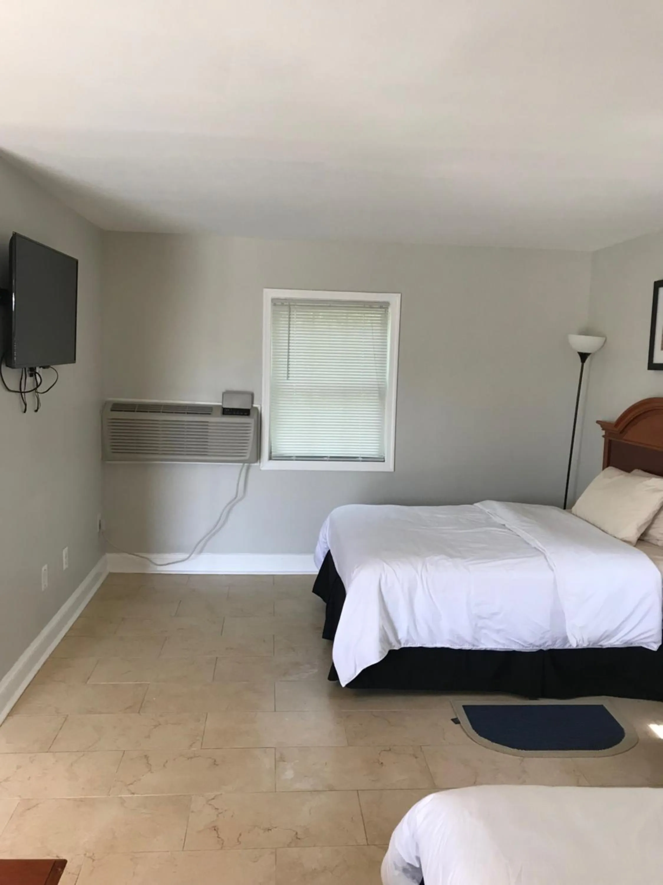 Bed in Red Carpet Inn, Alexandria