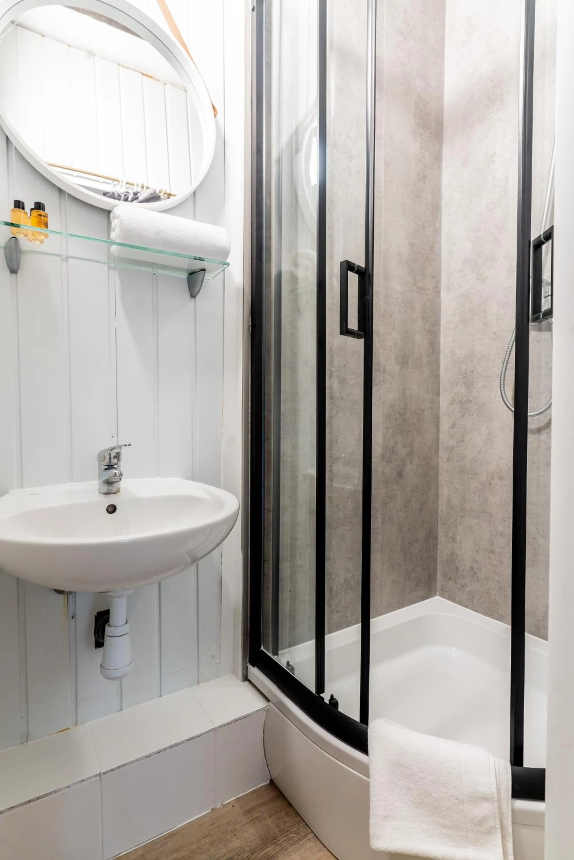 Shower in Pirat Hotel & SPA-hotel z basenem