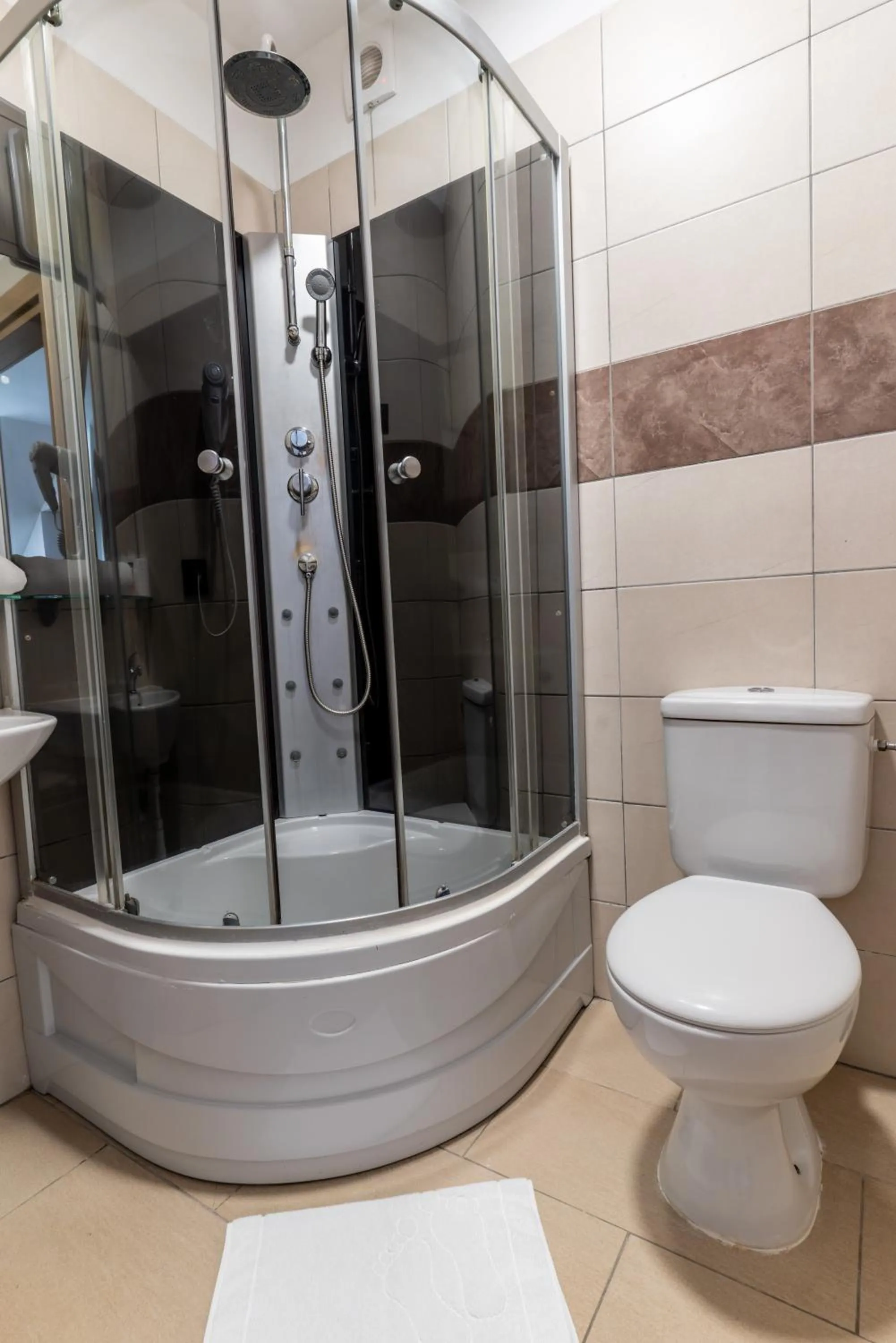 Shower in Pirat Hotel & SPA-hotel z basenem