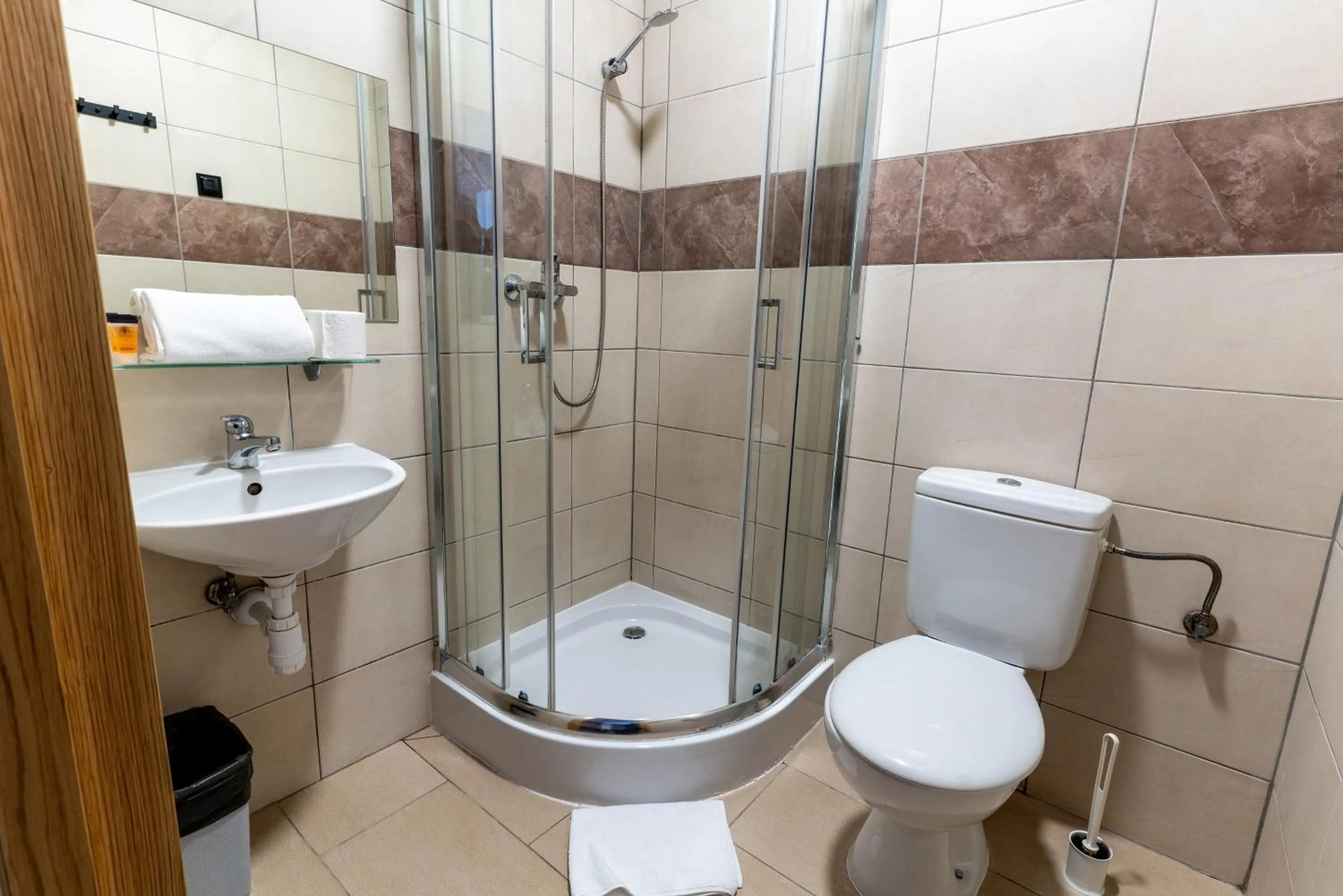 Shower in Pirat Hotel & SPA-hotel z basenem