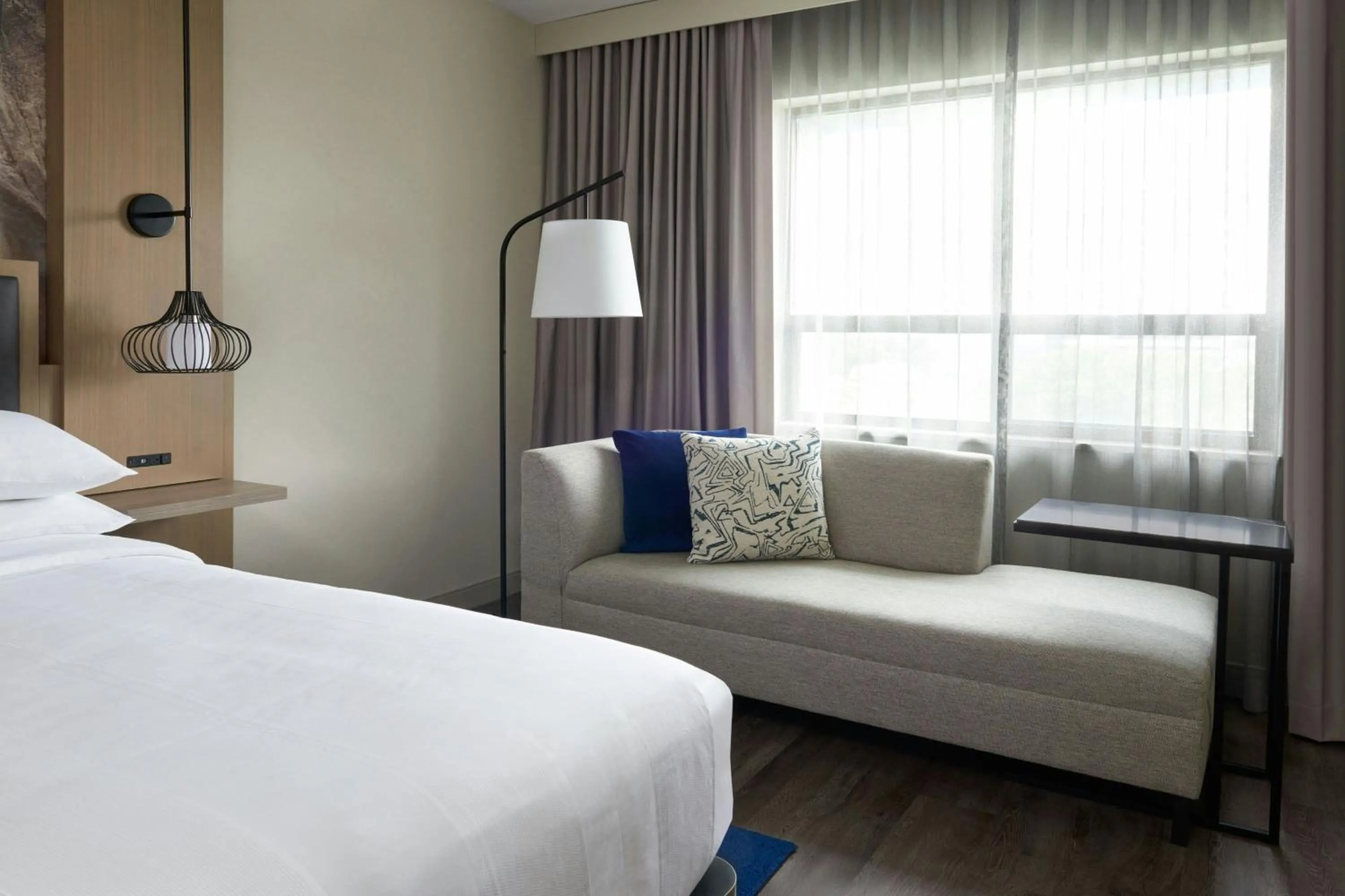 Photo of the whole room, Bed in Kingston Market Square Hotel