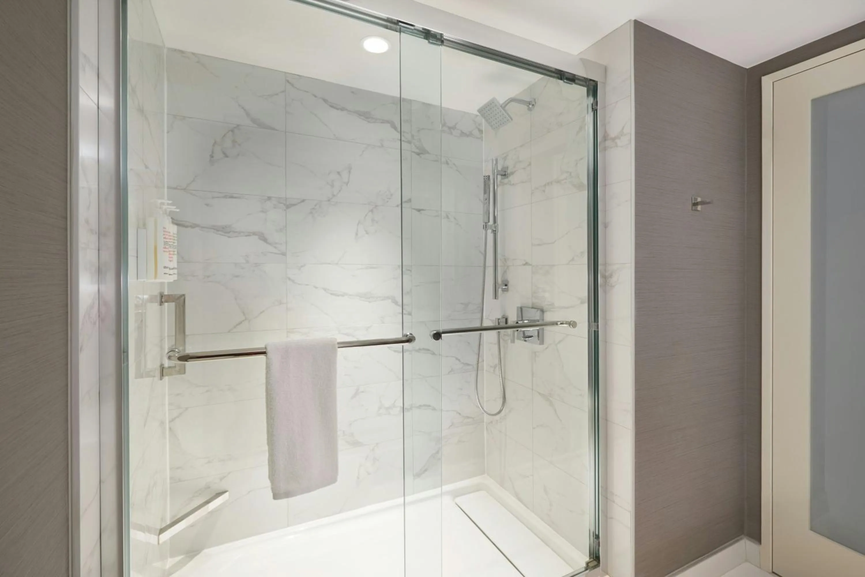 Bathroom in Kingston Market Square Hotel