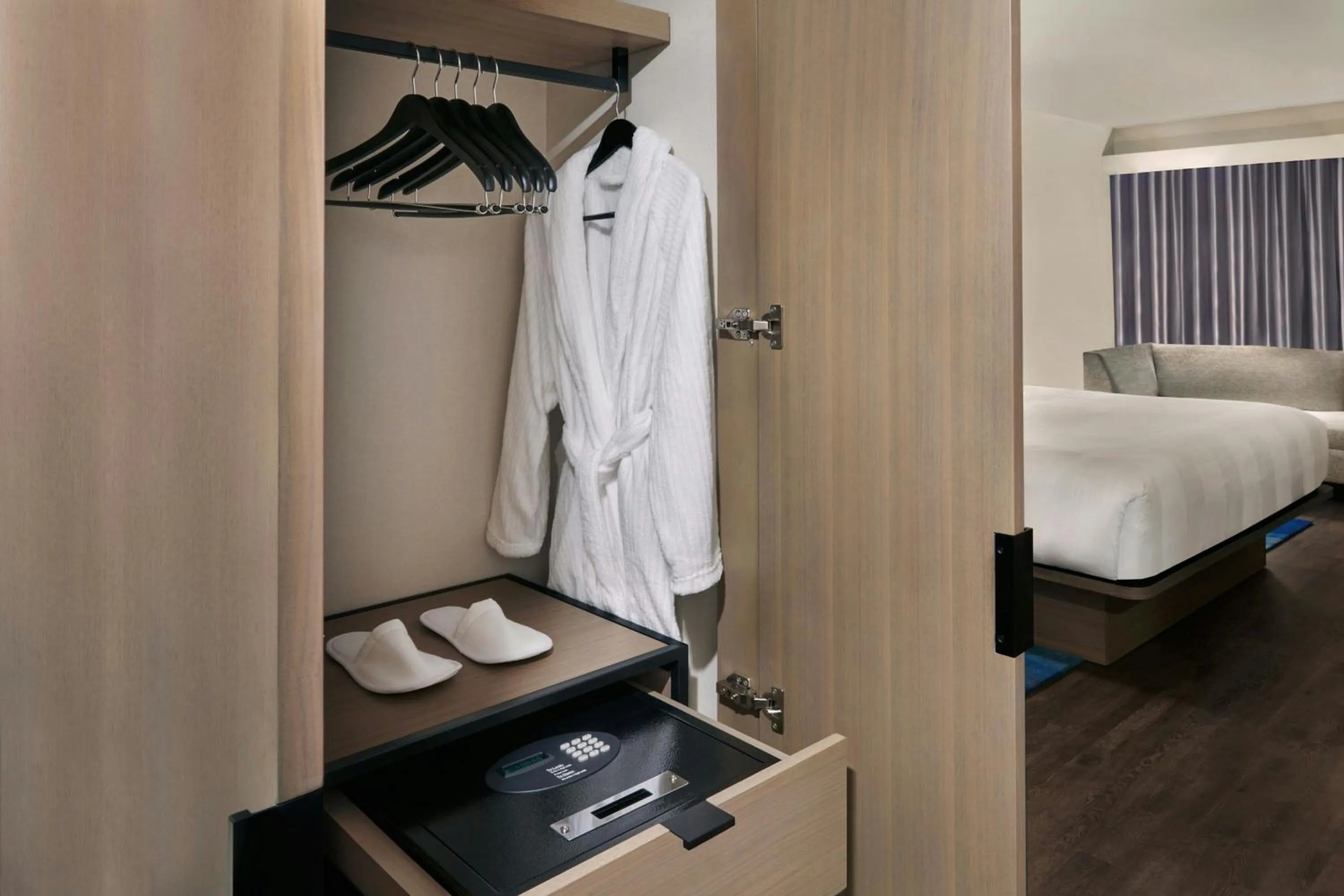 Photo of the whole room, Bed in Kingston Market Square Hotel