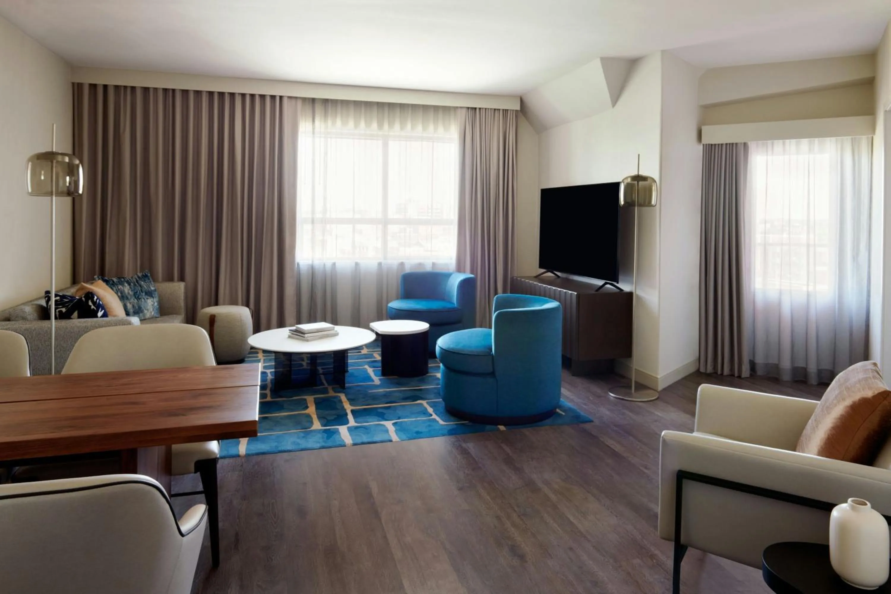 Photo of the whole room in Kingston Marriott Hotel