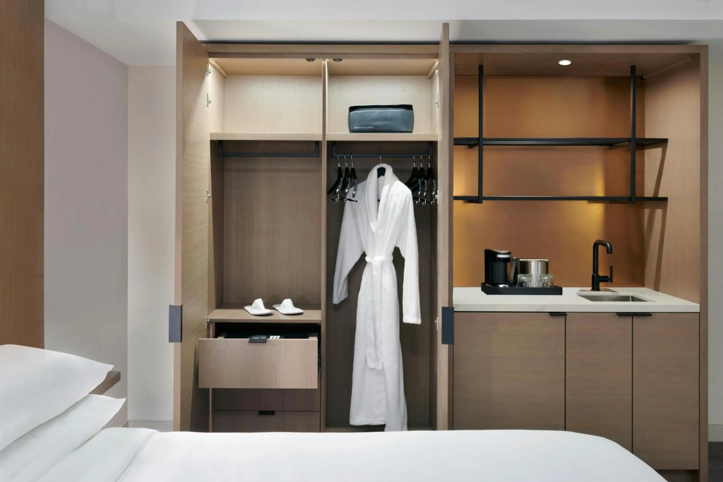 Lounge or bar, Bed in Kingston Market Square Hotel