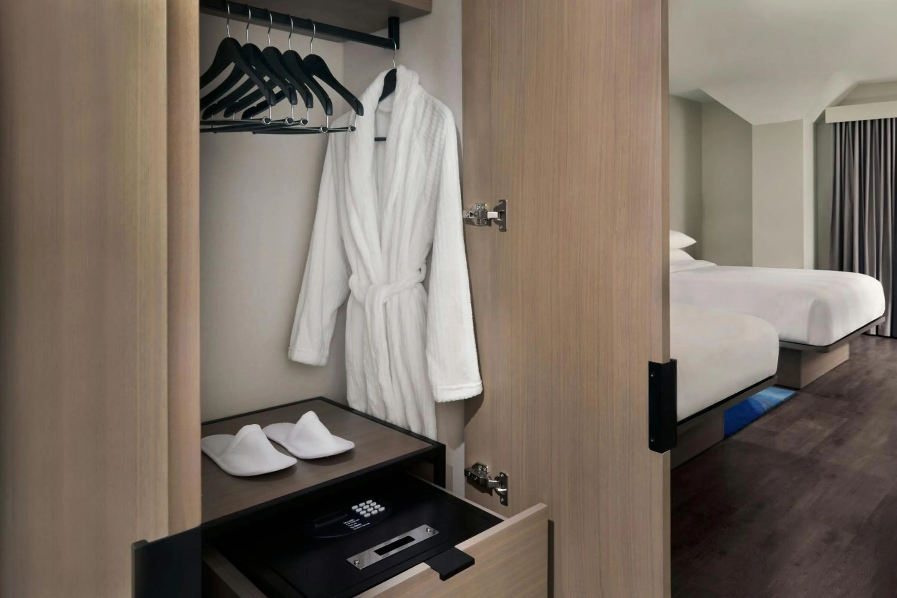 Photo of the whole room, Bed in Kingston Market Square Hotel