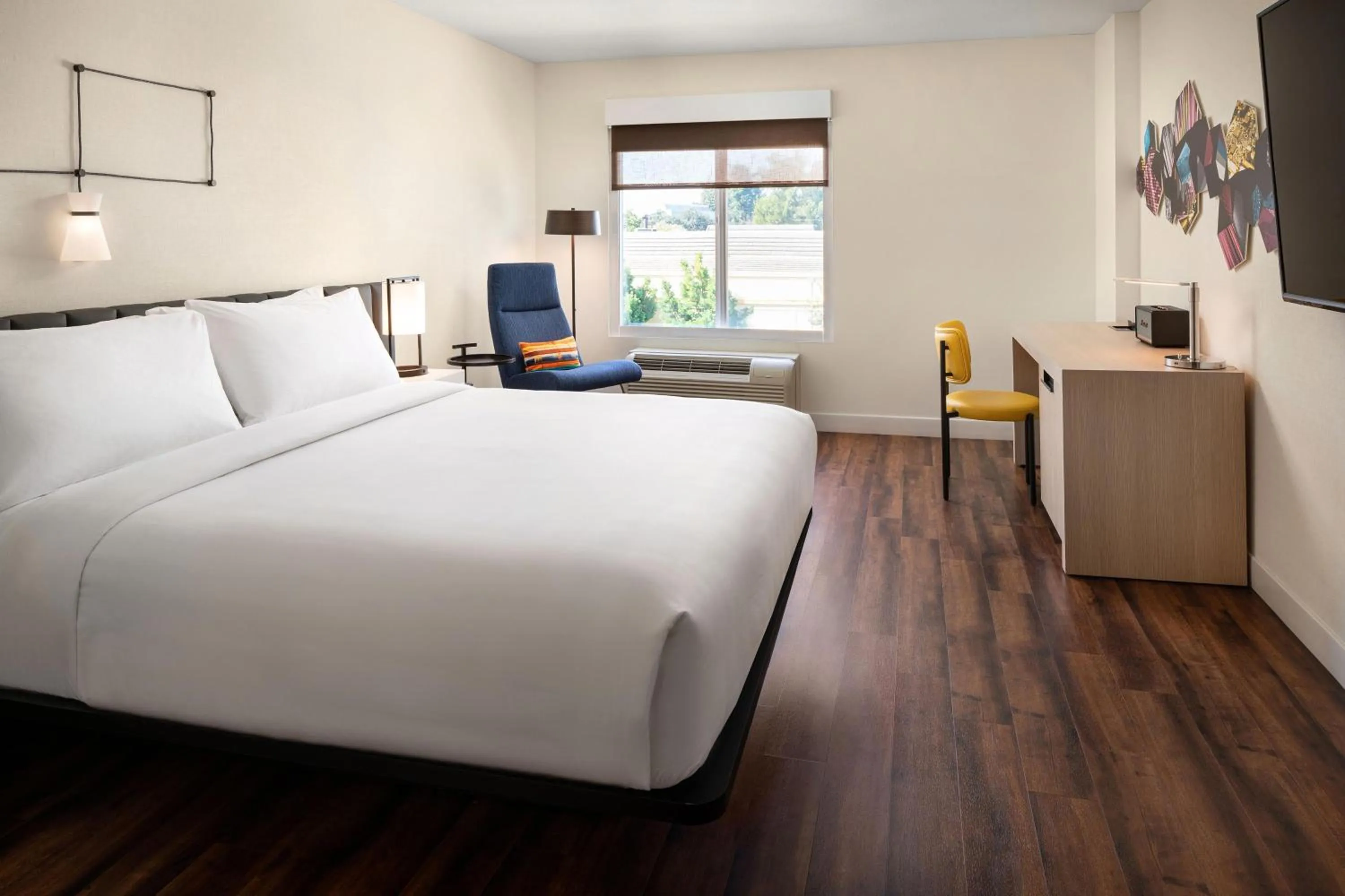 Photo of the whole room, Bed in Aloft Mountain View
