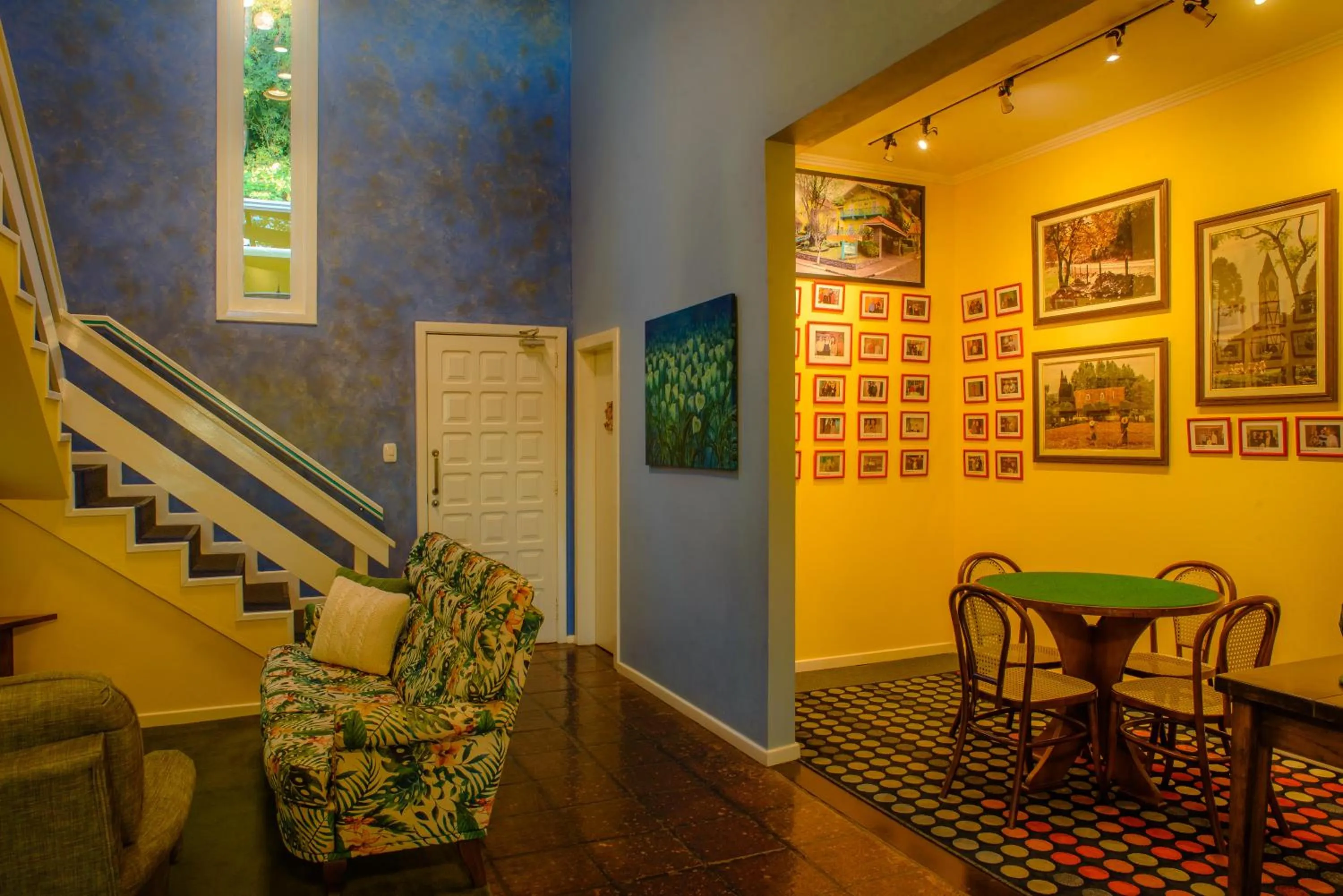 Communal lounge/ TV room in Hotel Pousada da Neve