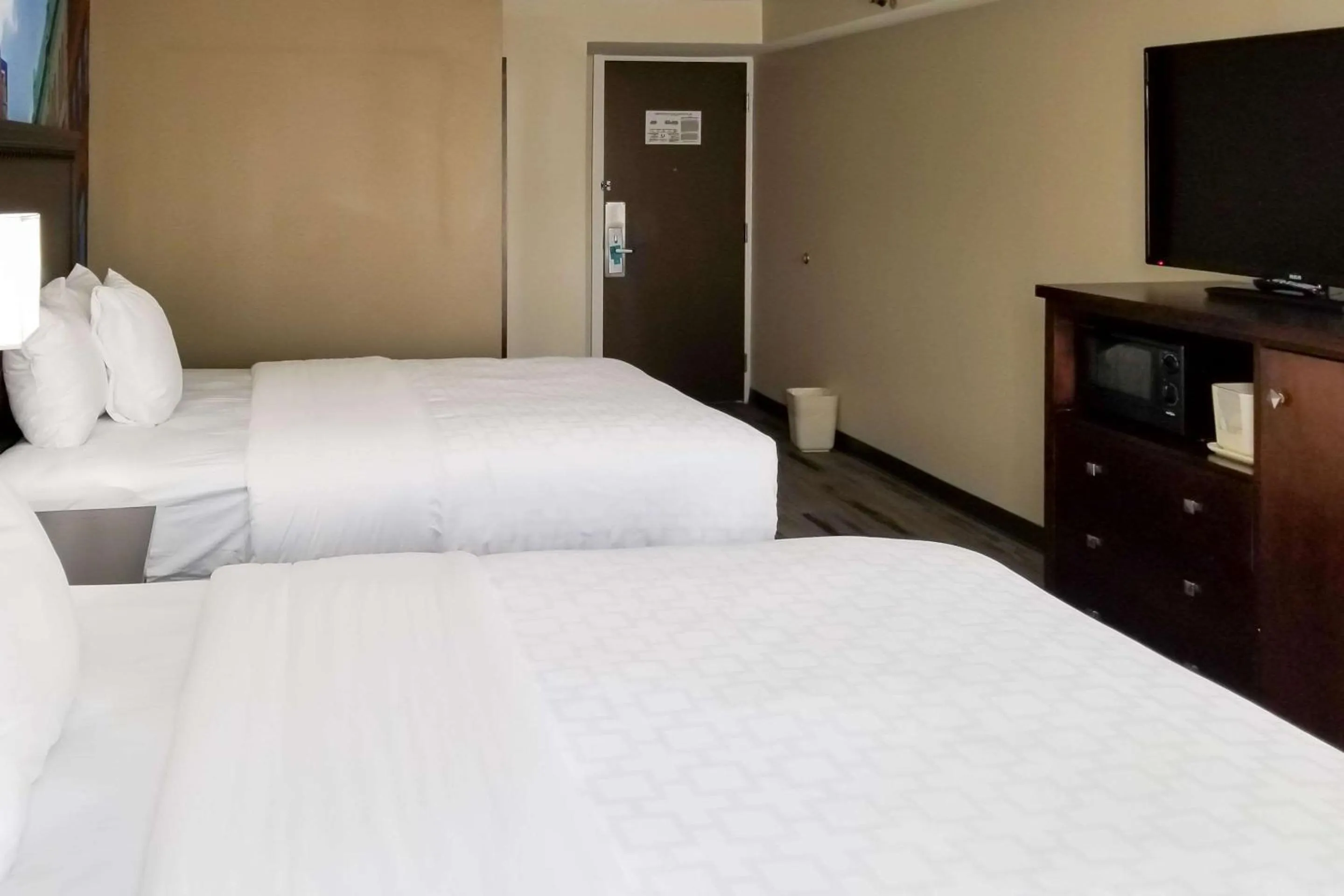 Bedroom in SureStay Plus by Best Western Corydon