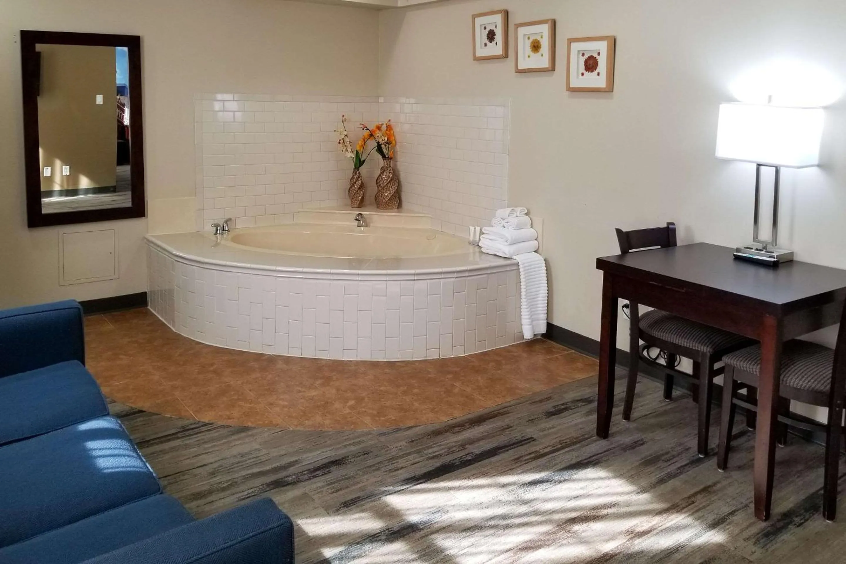 Bedroom in SureStay Plus by Best Western Corydon