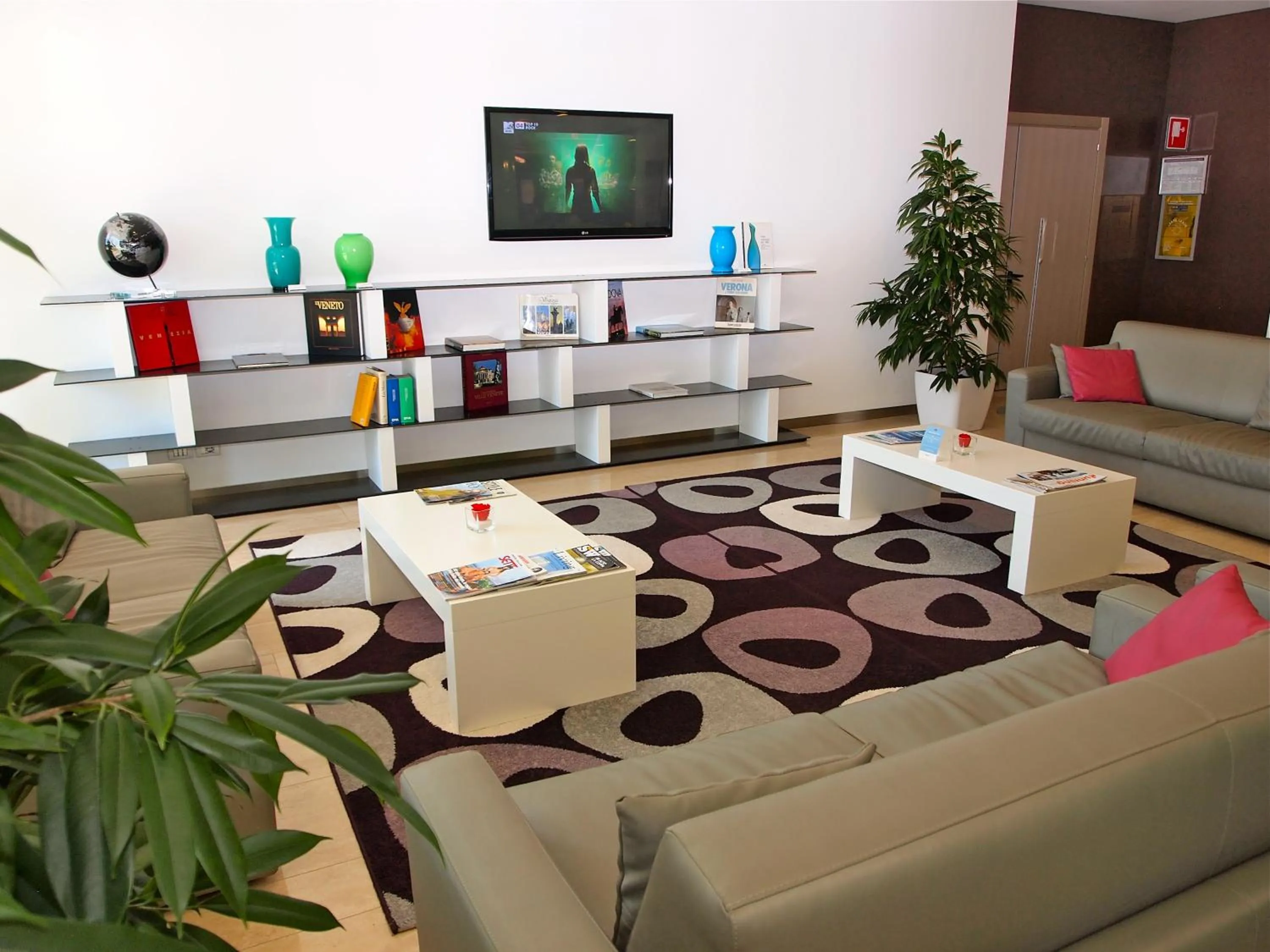 Communal lounge/ TV room in Hotel Mercure Venezia-Marghera