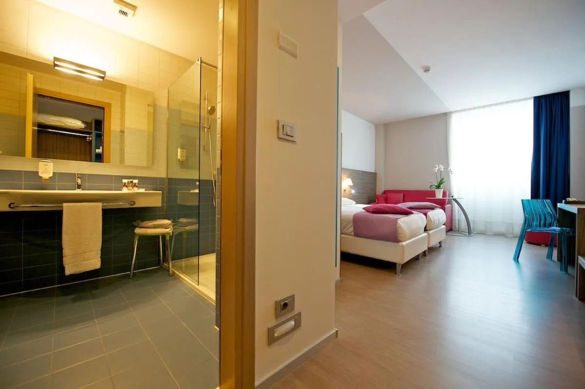 Bathroom, Bed in Hotel Mercure Venezia-Marghera