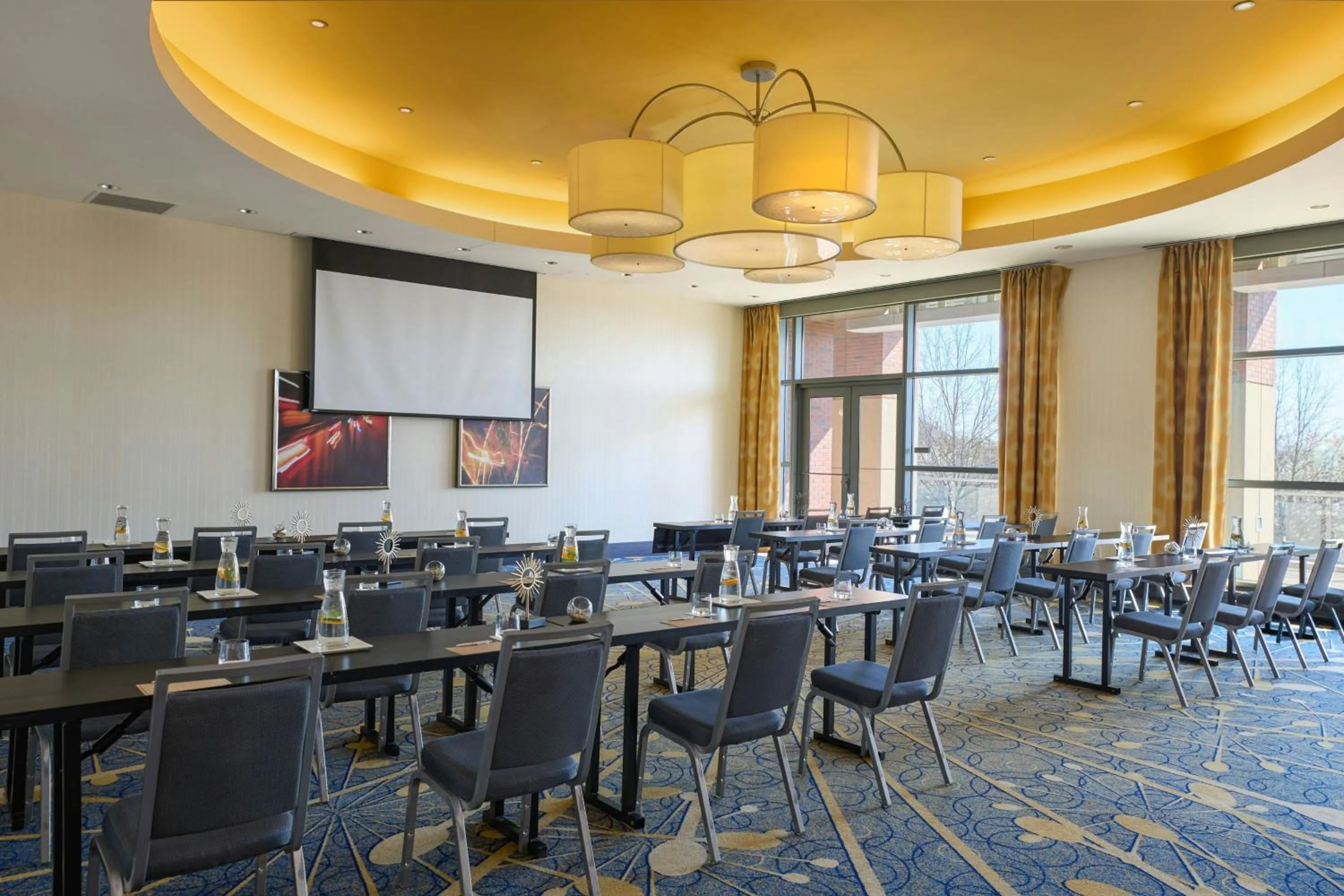 Meeting/conference room in Renaissance Arlington Capital View Hotel