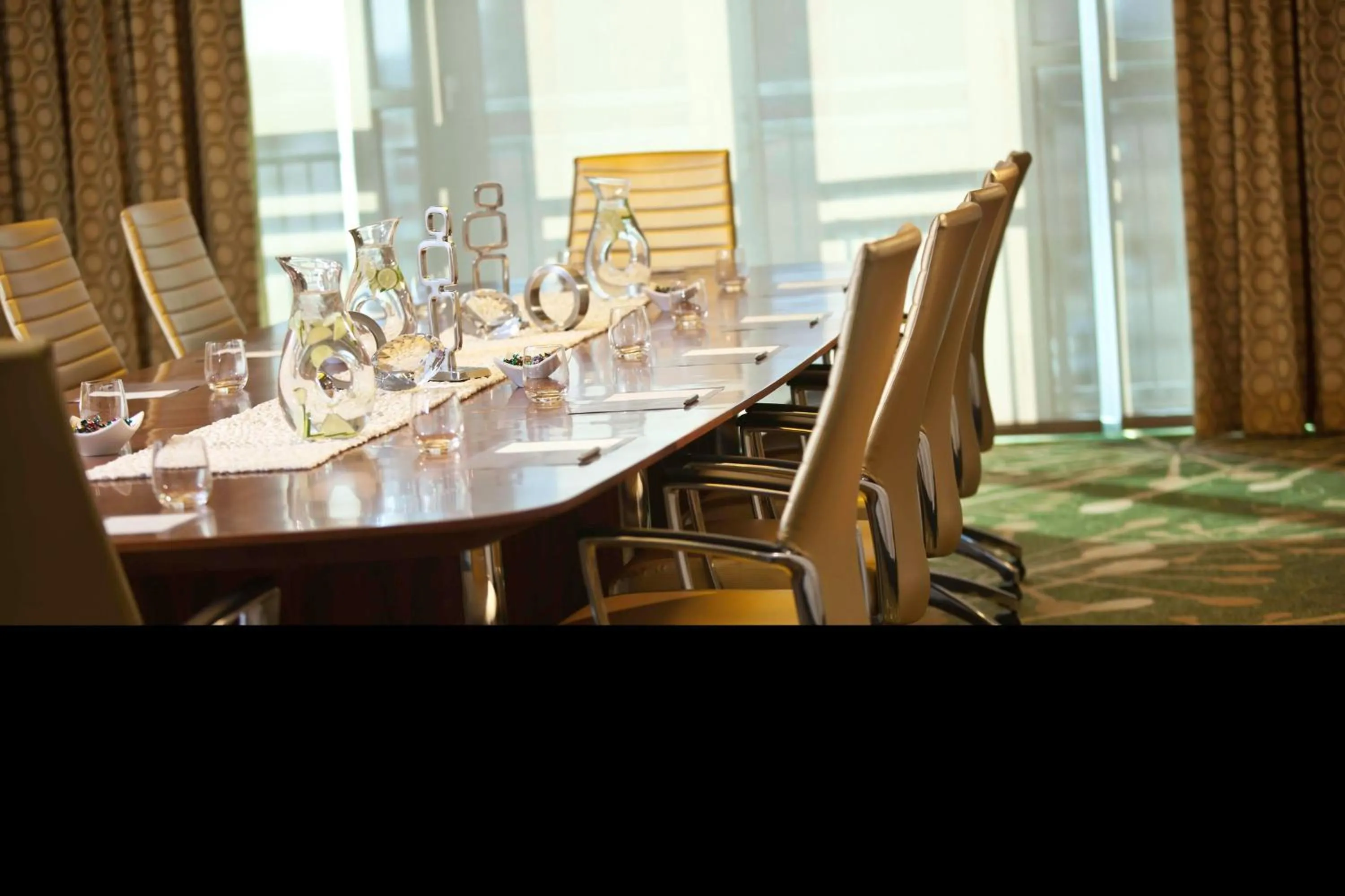 Meeting/conference room in Renaissance Arlington Capital View Hotel