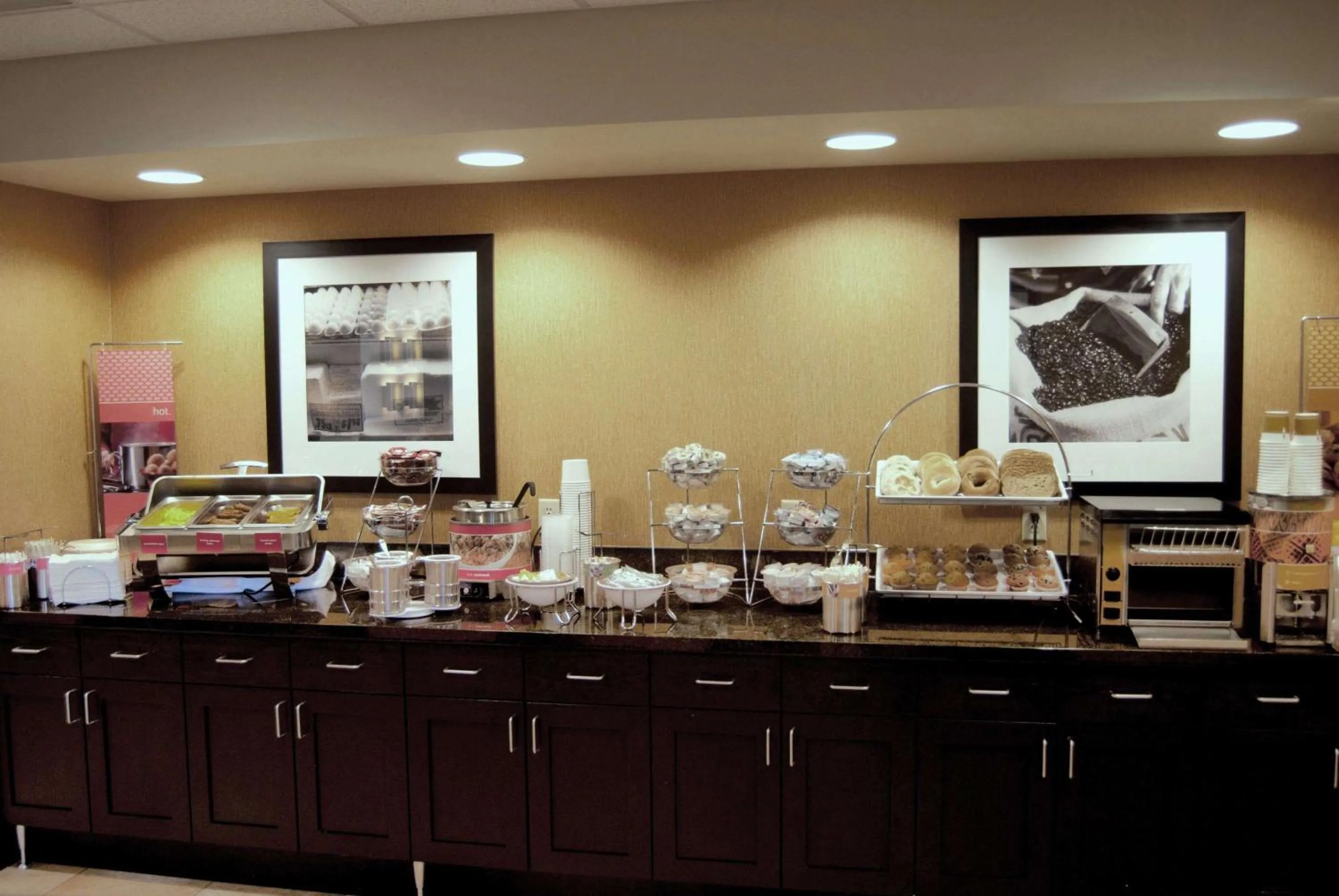 Dining area in Hampton Inn & Suites Spokane Valley