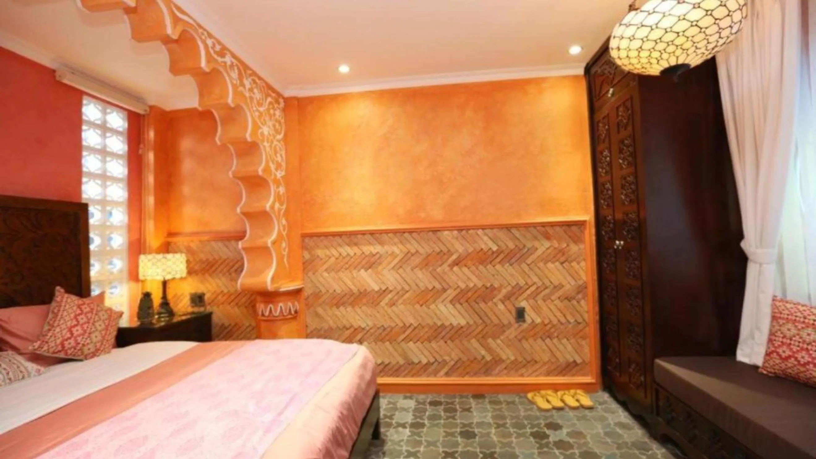 Bed in Duc Vuong Saigon Hotel - Bui Vien