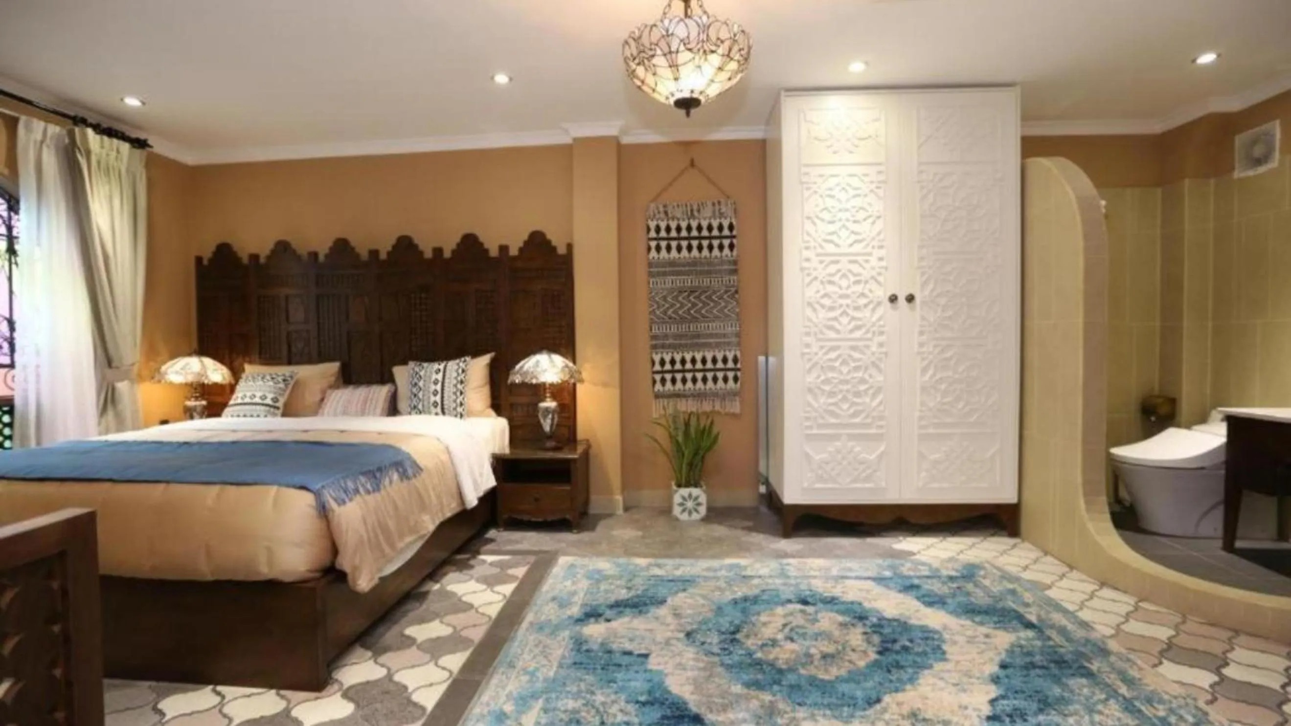 wardrobe, Bed in Duc Vuong Saigon Hotel - Bui Vien