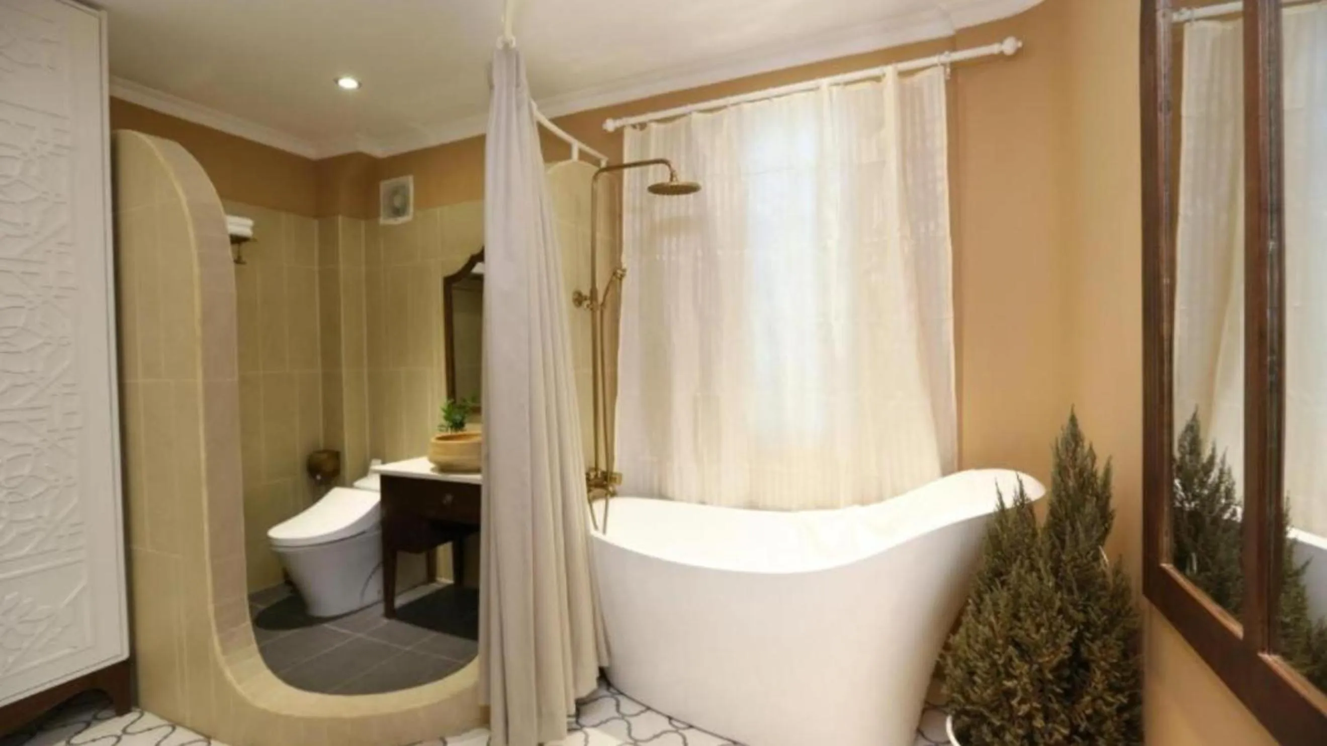 Bath in Duc Vuong Saigon Hotel - Bui Vien
