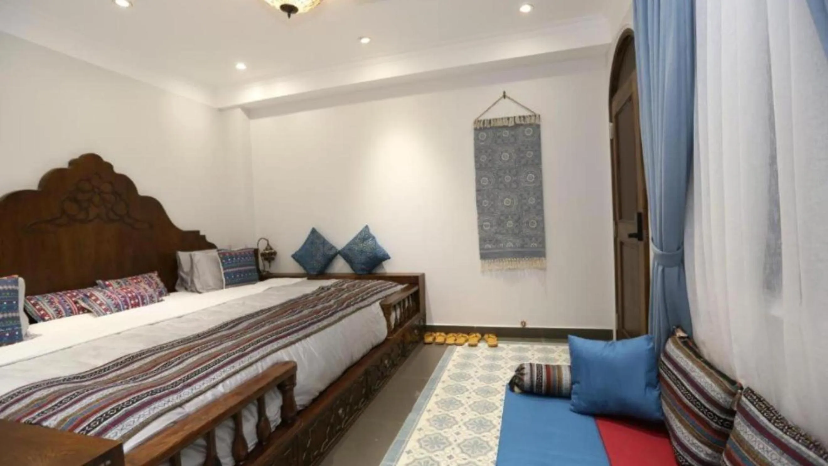 Bed in Duc Vuong Saigon Hotel - Bui Vien