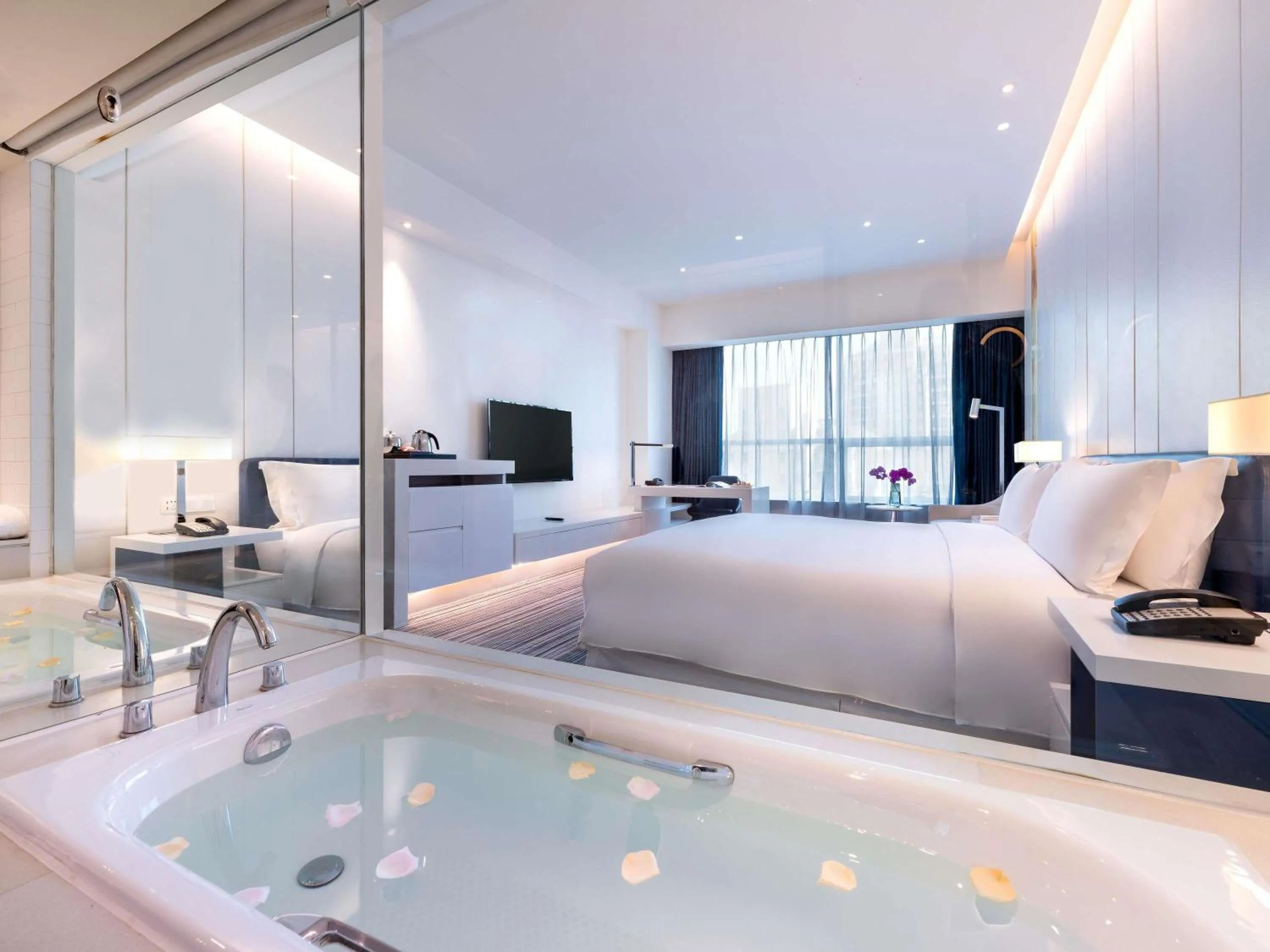 Bedroom, Bed in Grand Mercure Shanghai Century Park- Free Shuttle Bus to SNIEC