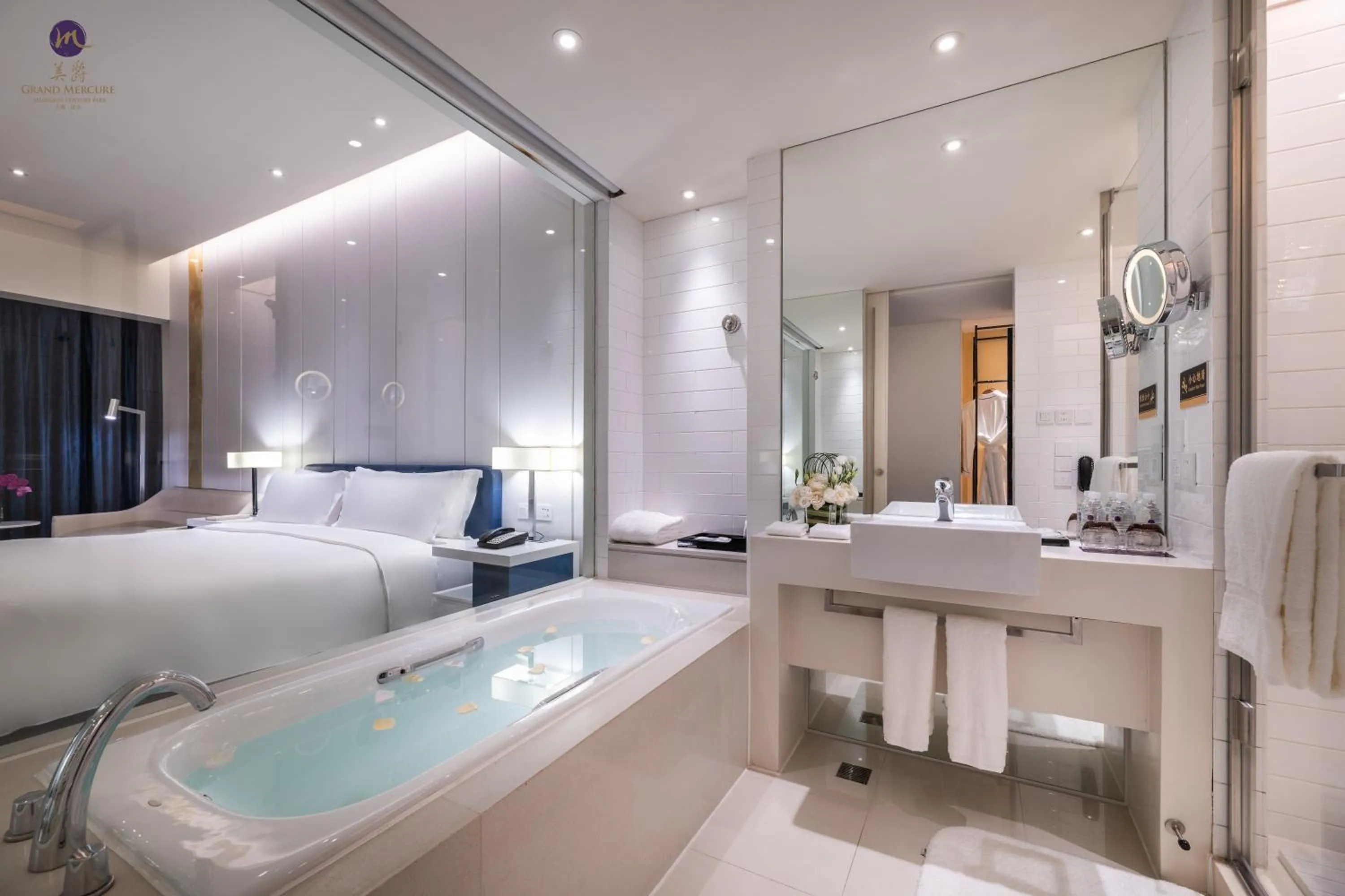Bathroom, Bed in Grand Mercure Shanghai Century Park- Free Shuttle Bus to SNIEC