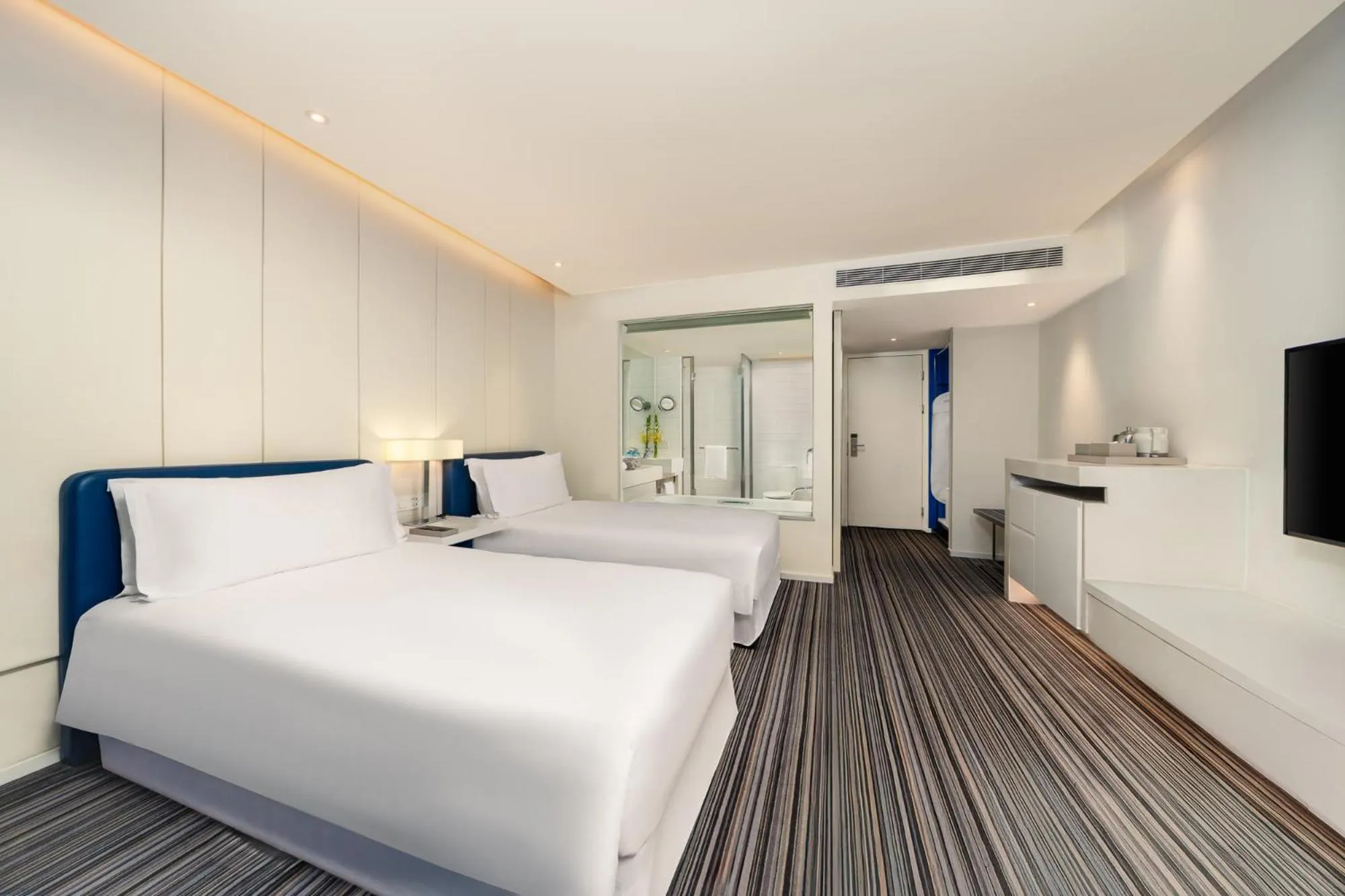 Photo of the whole room, Bed in Grand Mercure Shanghai Century Park- Free Shuttle Bus to SNIEC