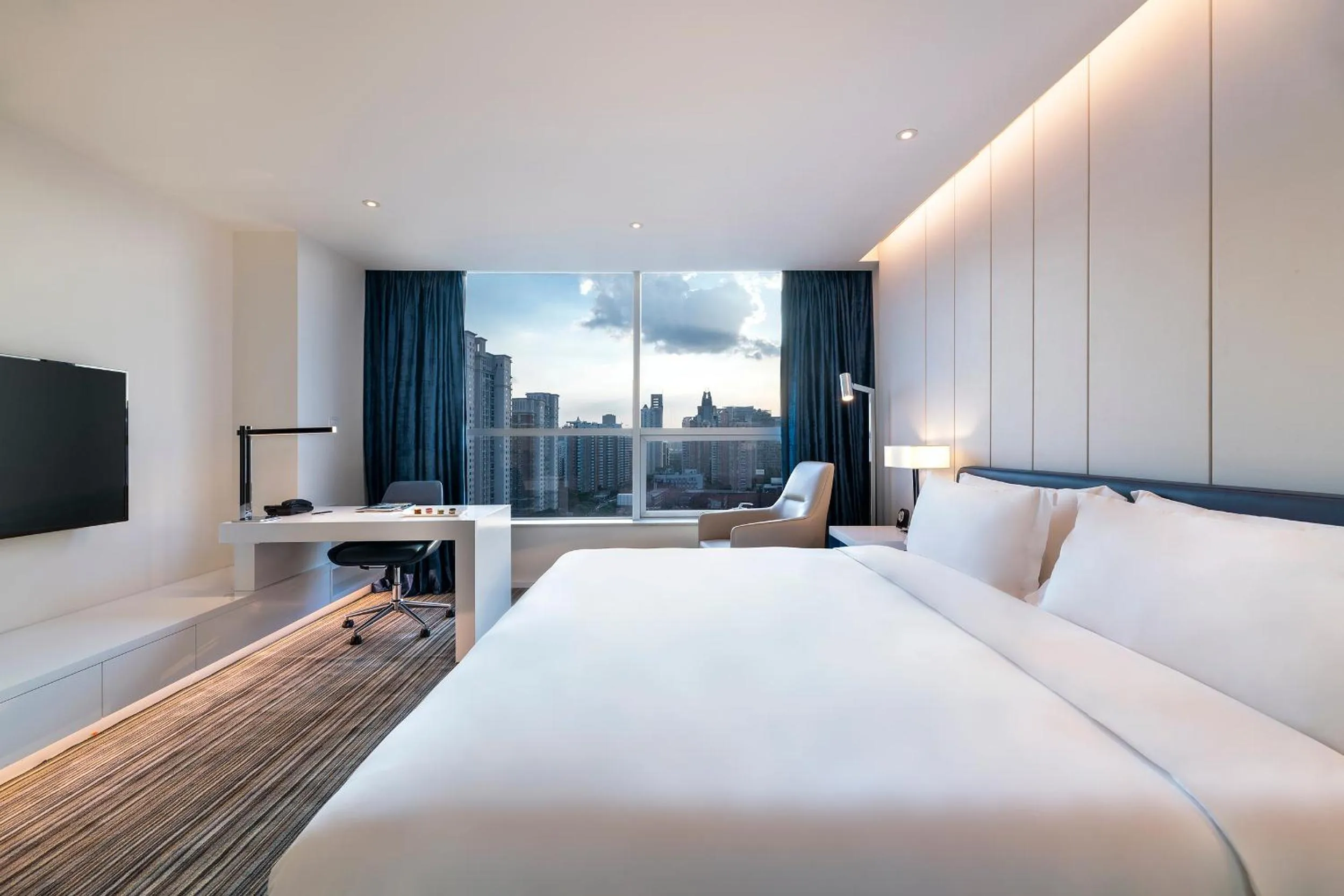 Bed in Grand Mercure Shanghai Century Park- Free Shuttle Bus to SNIEC