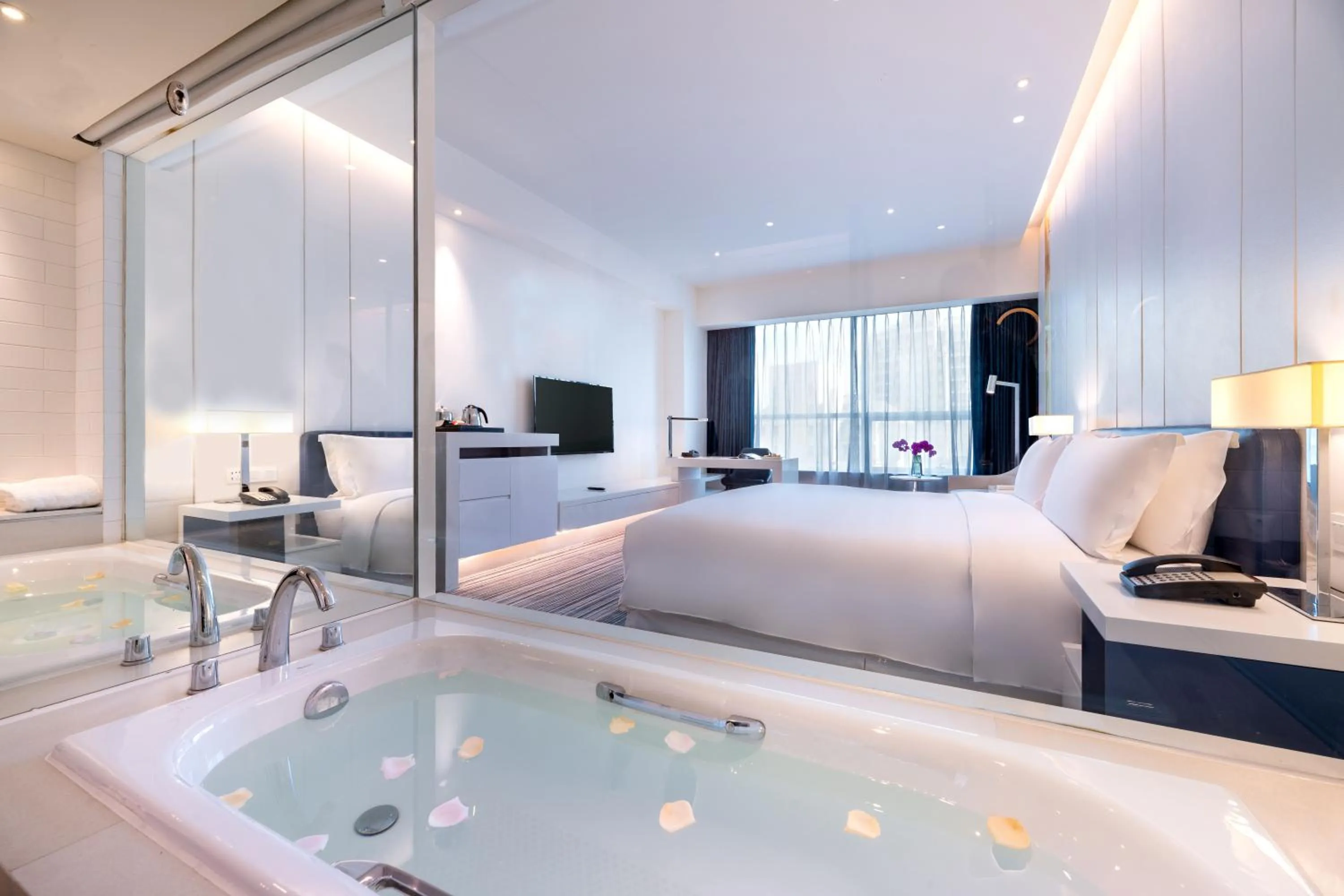 Photo of the whole room, Bed in Grand Mercure Shanghai Century Park- Free Shuttle Bus to SNIEC