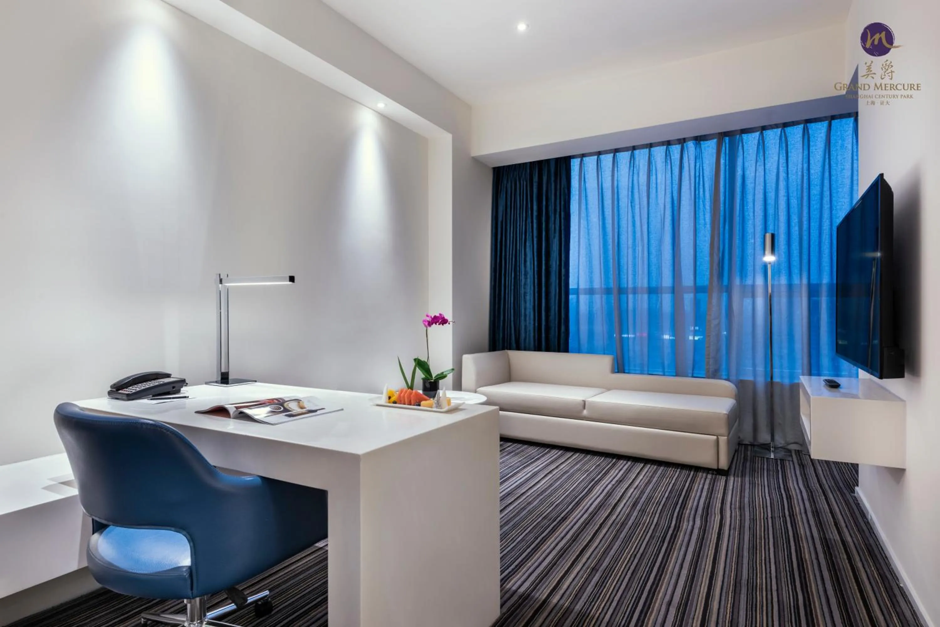 Living room in Grand Mercure Shanghai Century Park- Free Shuttle Bus to SNIEC