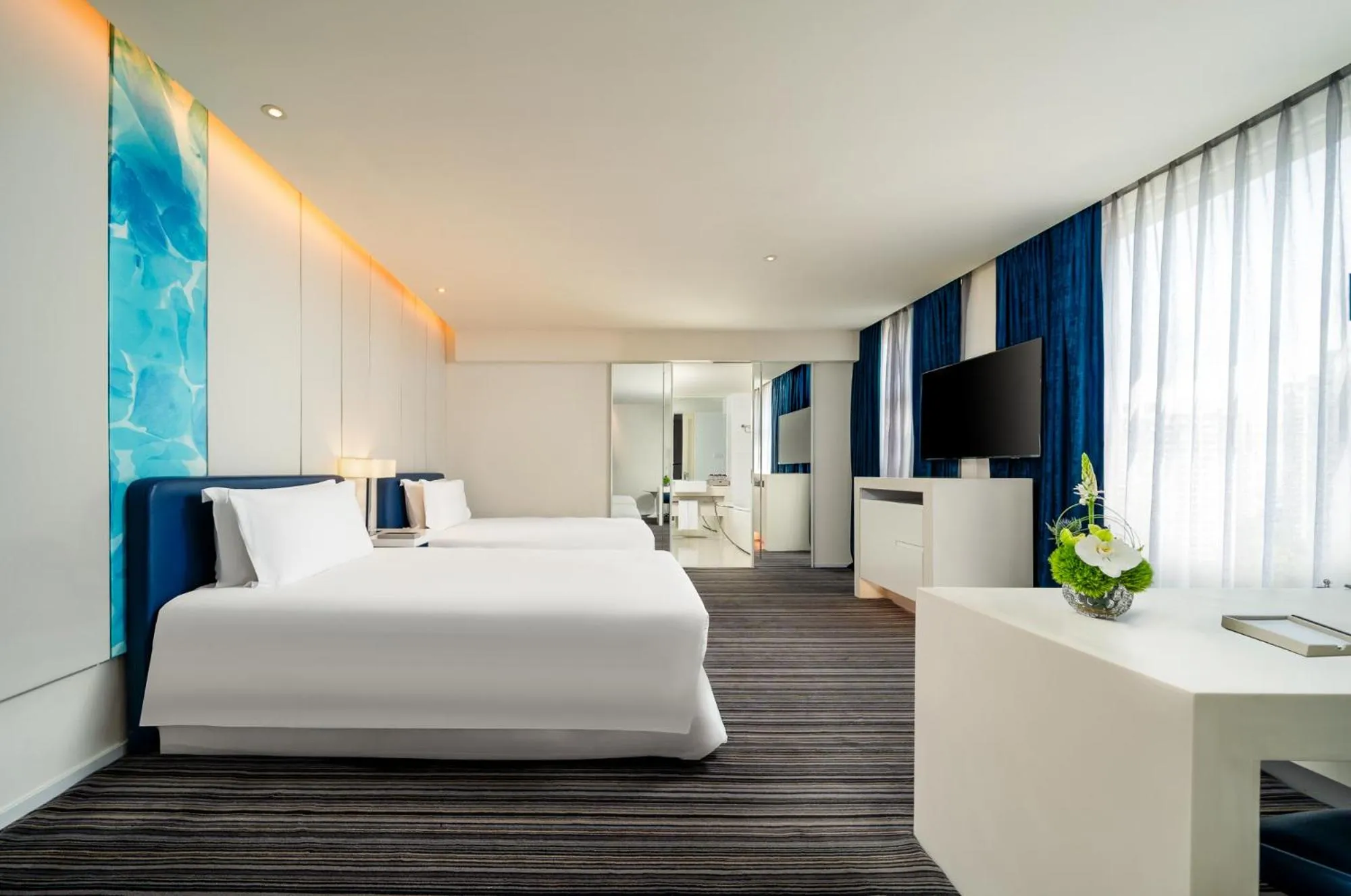 Photo of the whole room, Bed in Grand Mercure Shanghai Century Park- Free Shuttle Bus to SNIEC