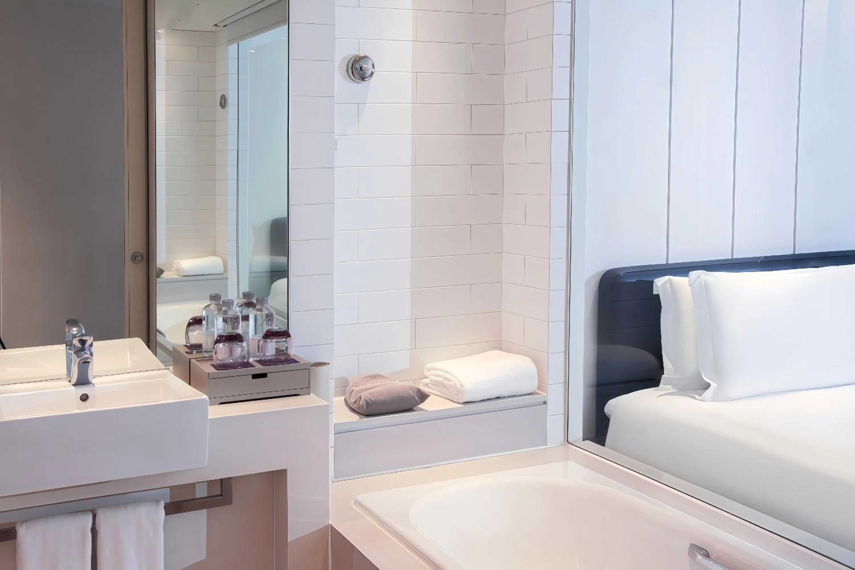 Photo of the whole room, Bed in Grand Mercure Shanghai Century Park- Free Shuttle Bus to SNIEC