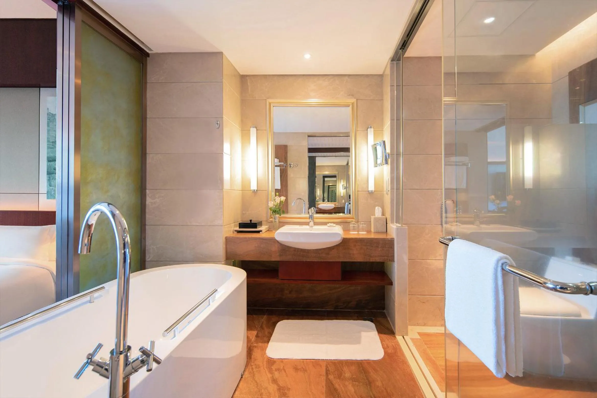 Photo of the whole room, Bed in Marco Polo Jin Jiang