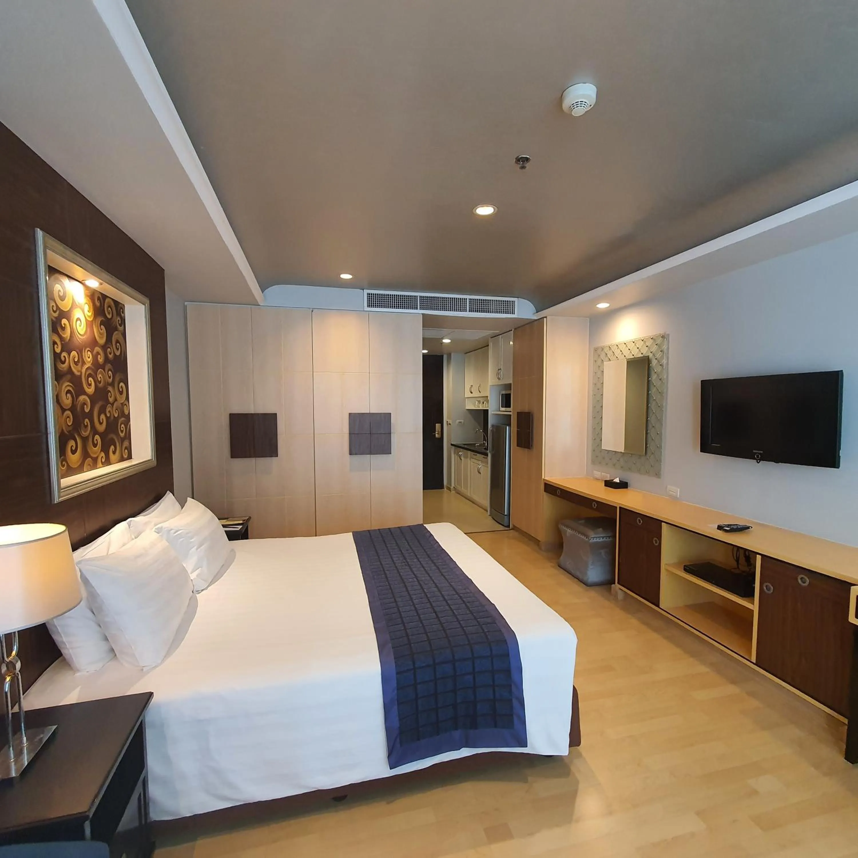 Photo of the whole room, Bed in Admiral Premier Bangkok