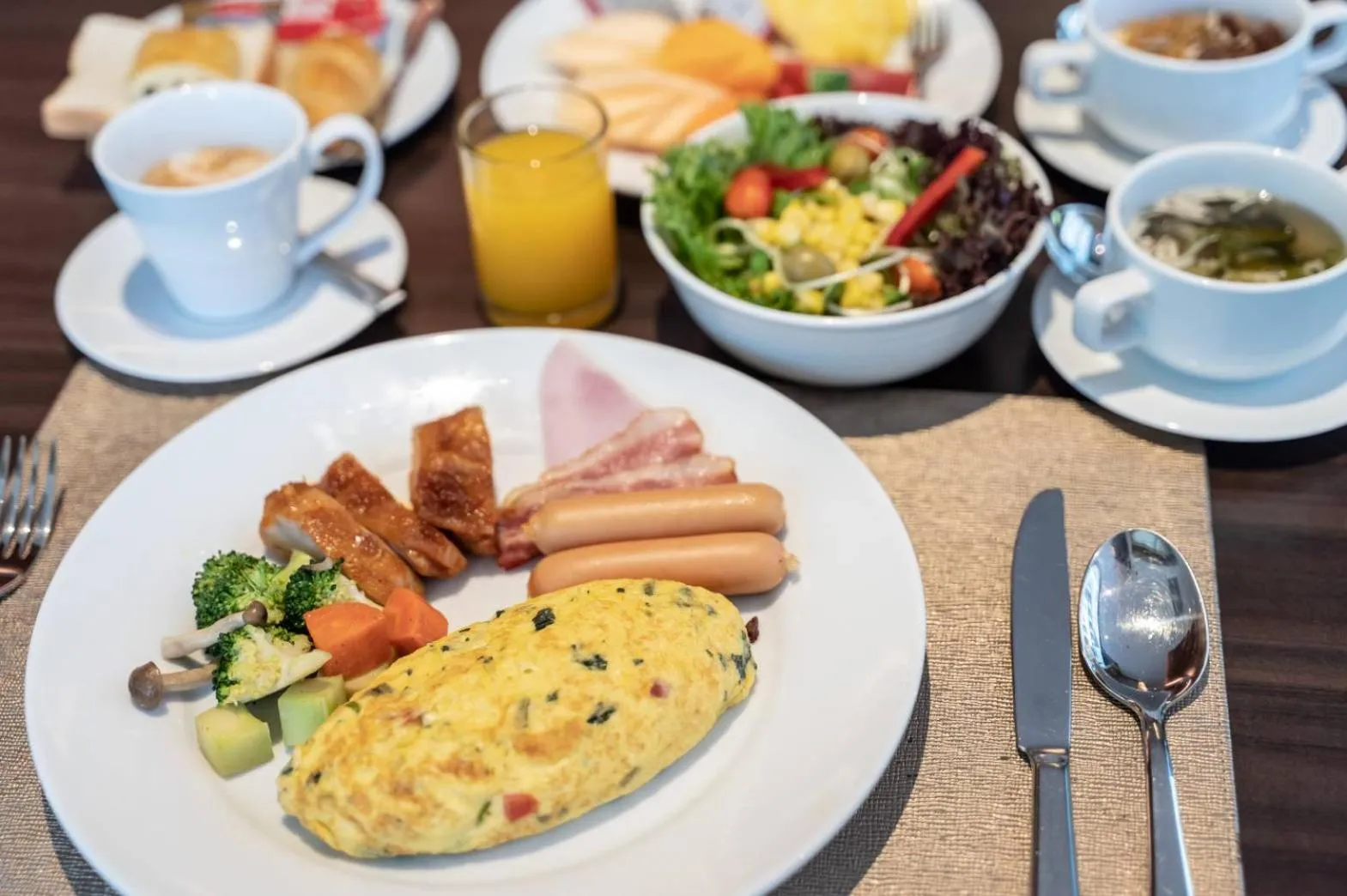 Restaurant/places to eat in Admiral Premier Bangkok