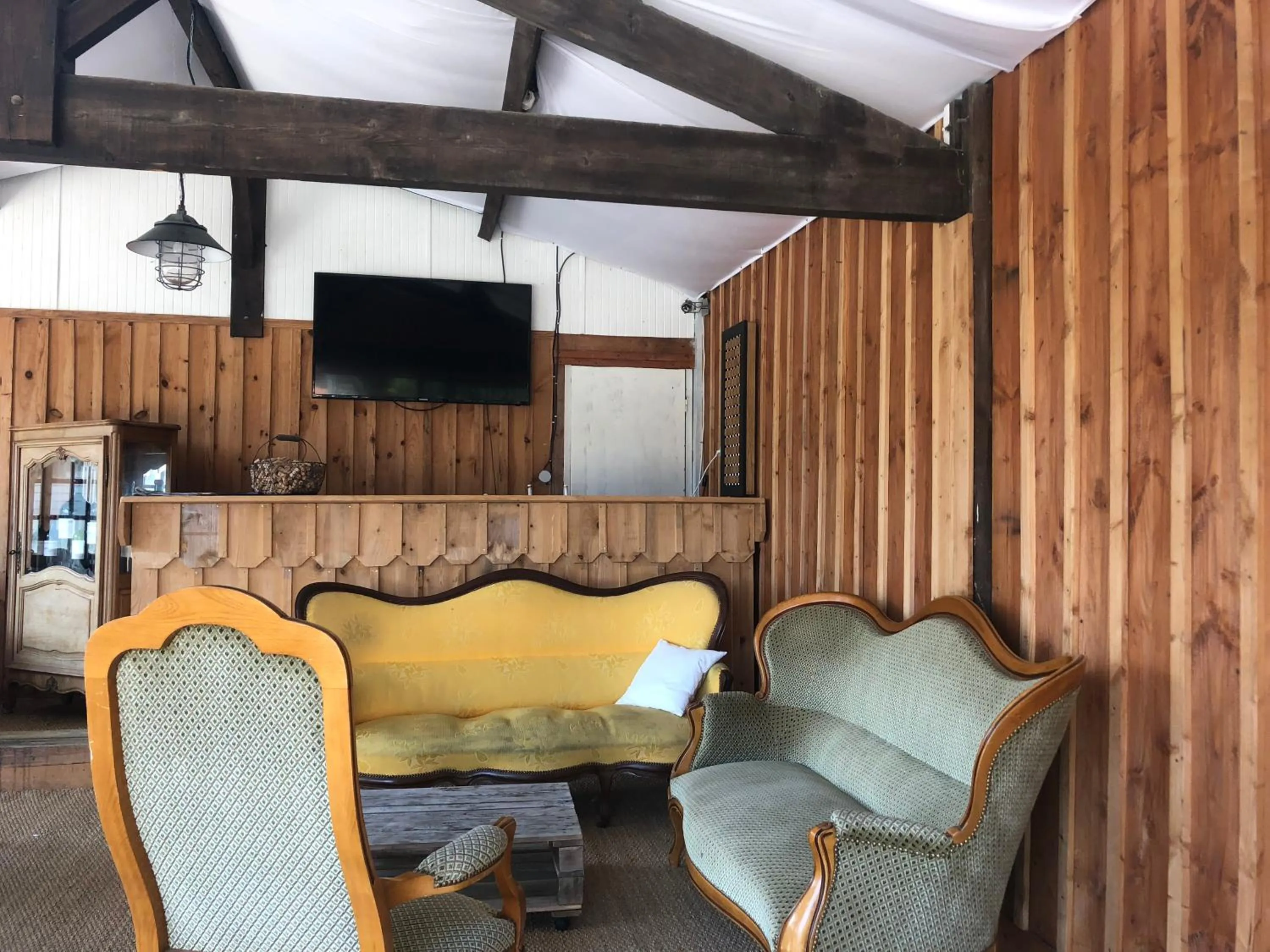 Communal lounge/ TV room in Le Pavillon Bleu