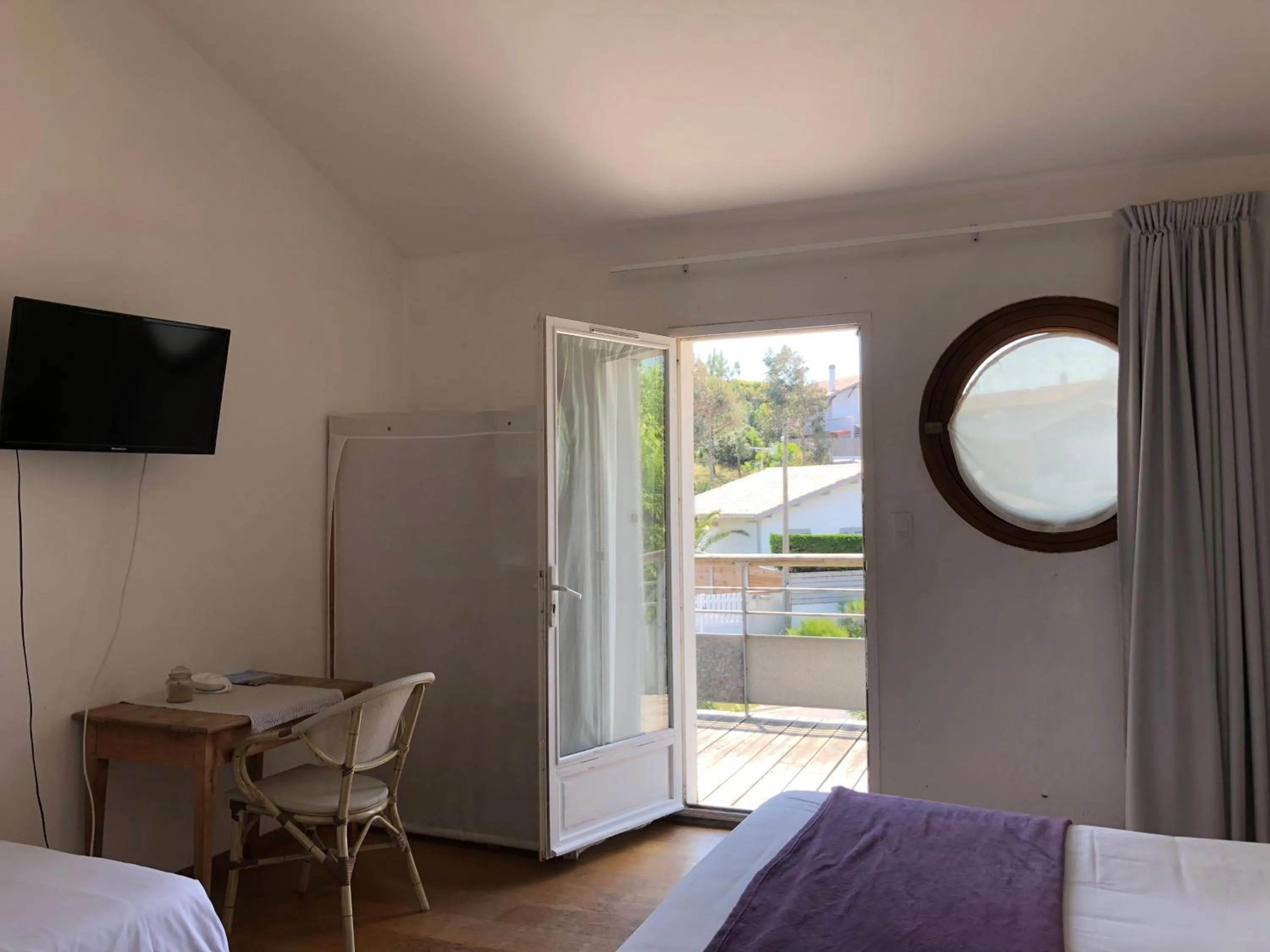 Bedroom, Bed in Le Pavillon Bleu