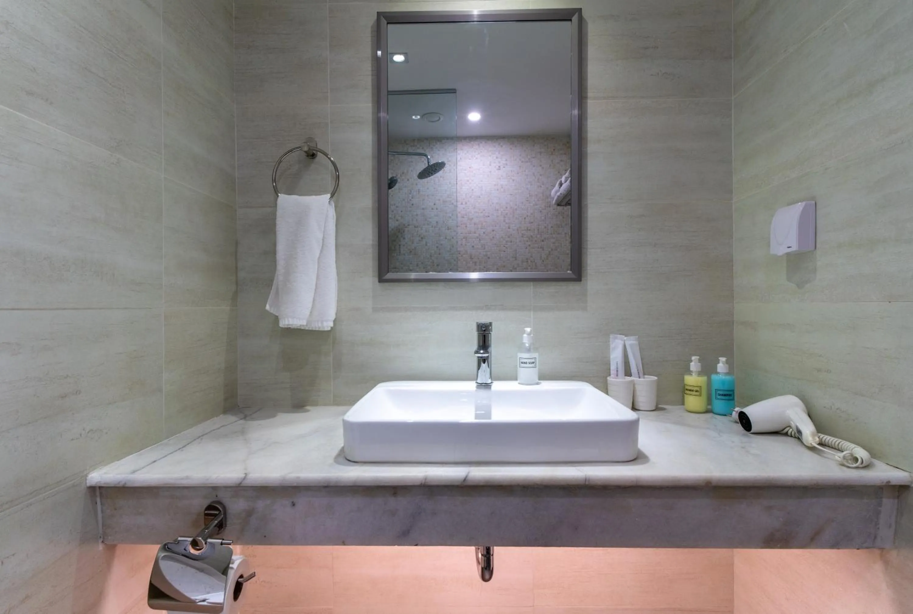 Bathroom in Edelweiss Art Hotel