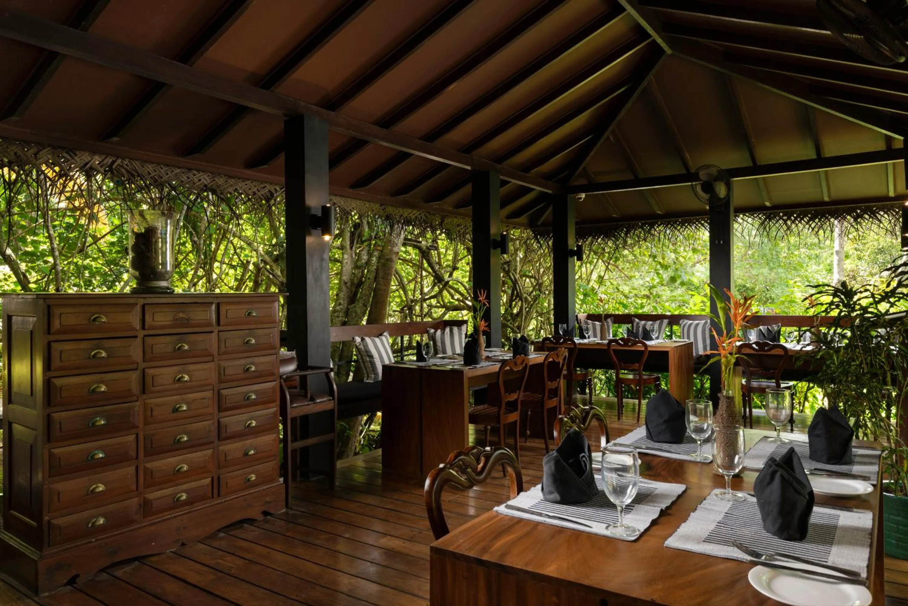 Restaurant/places to eat in Jetwing Kurulubedda - Adults Only