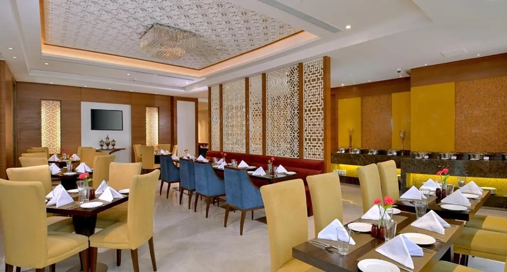 Restaurant/places to eat in Golden Sarovar Portico