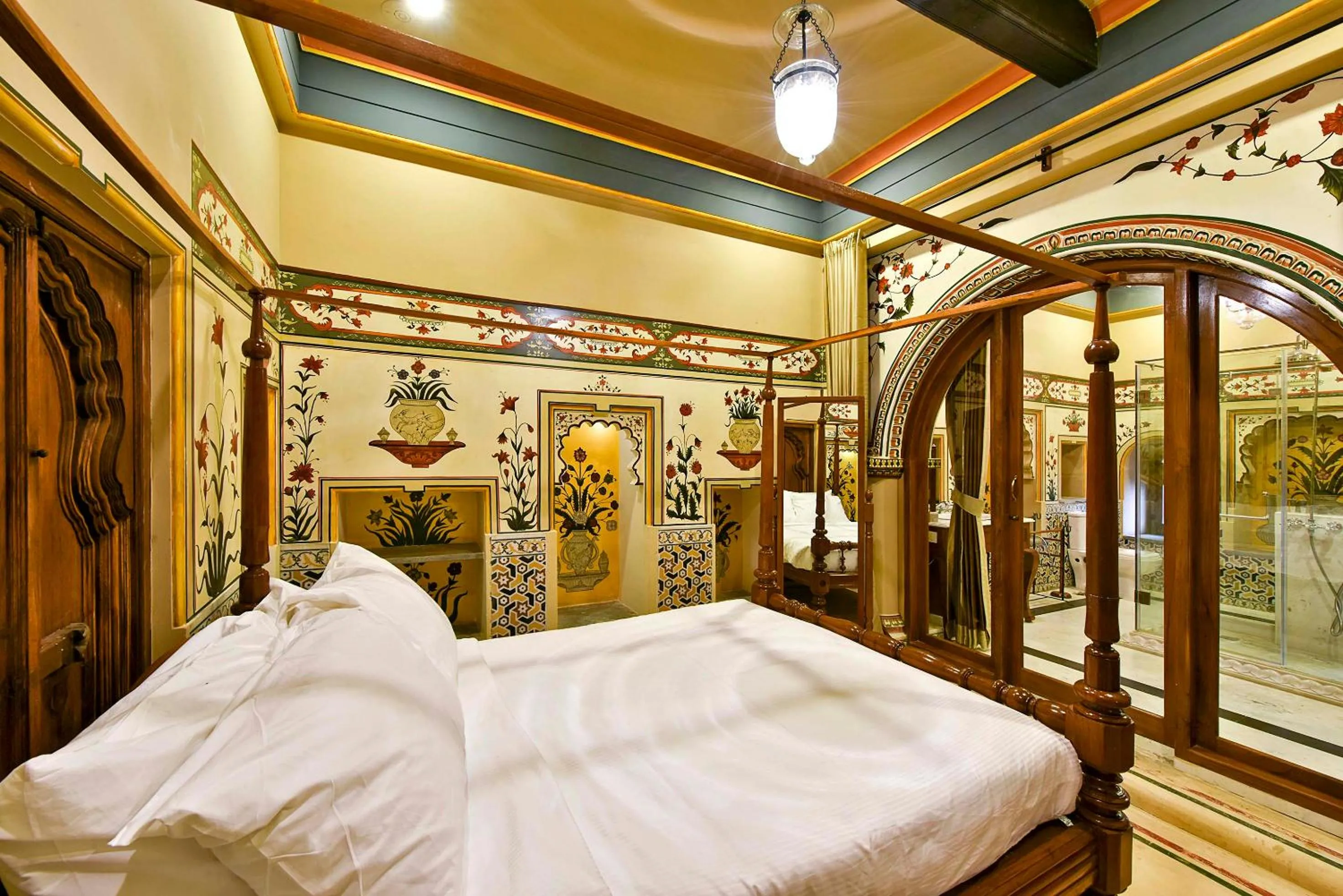 Photo of the whole room, Bed in Gogunda Palace